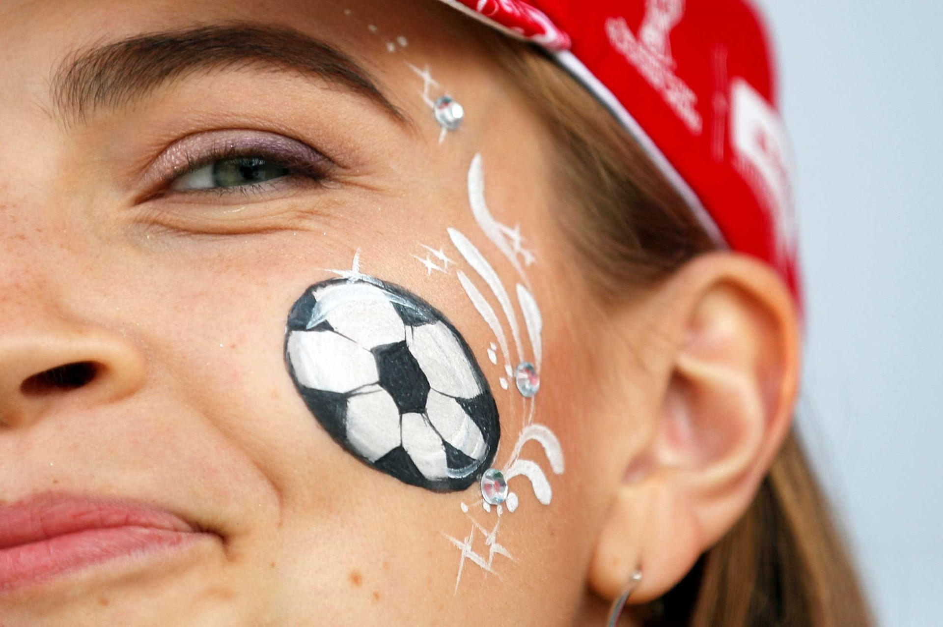 Festa nas arquibancadas: a torcida no jogo de abertura da Copa