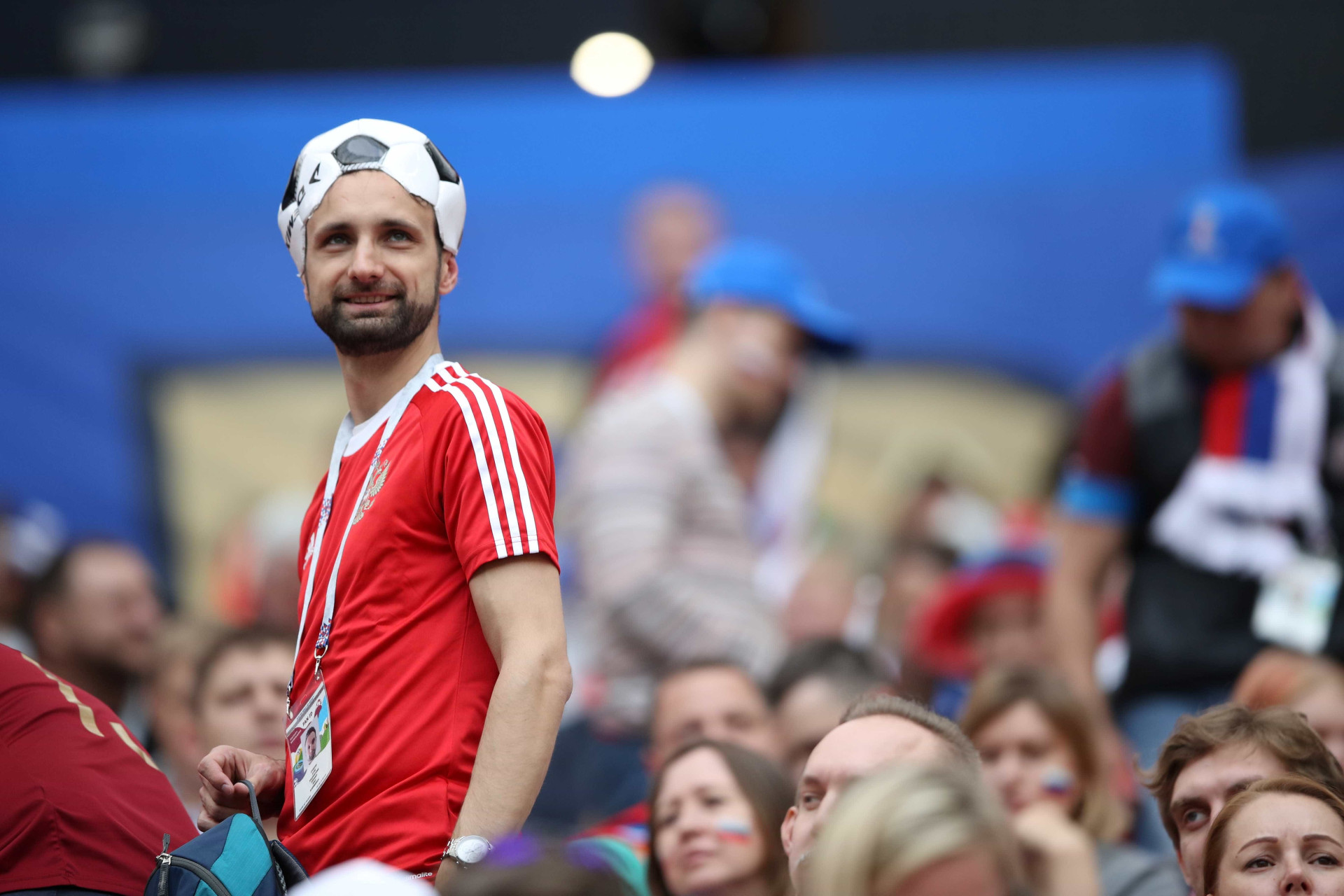 Festa nas arquibancadas: a torcida no jogo de abertura da Copa