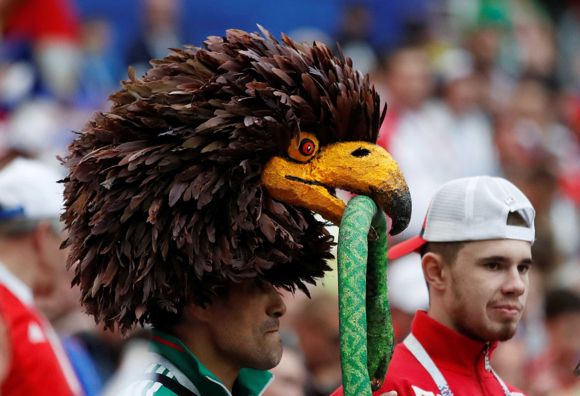 Festa nas arquibancadas: a torcida no jogo de abertura da Copa