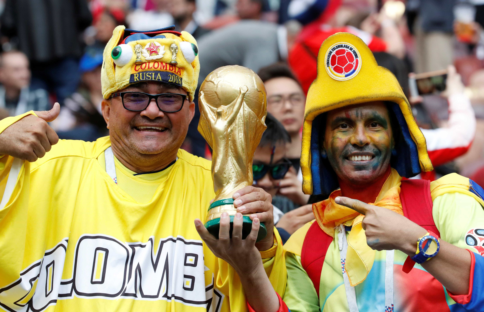 Festa nas arquibancadas: a torcida no jogo de abertura da Copa