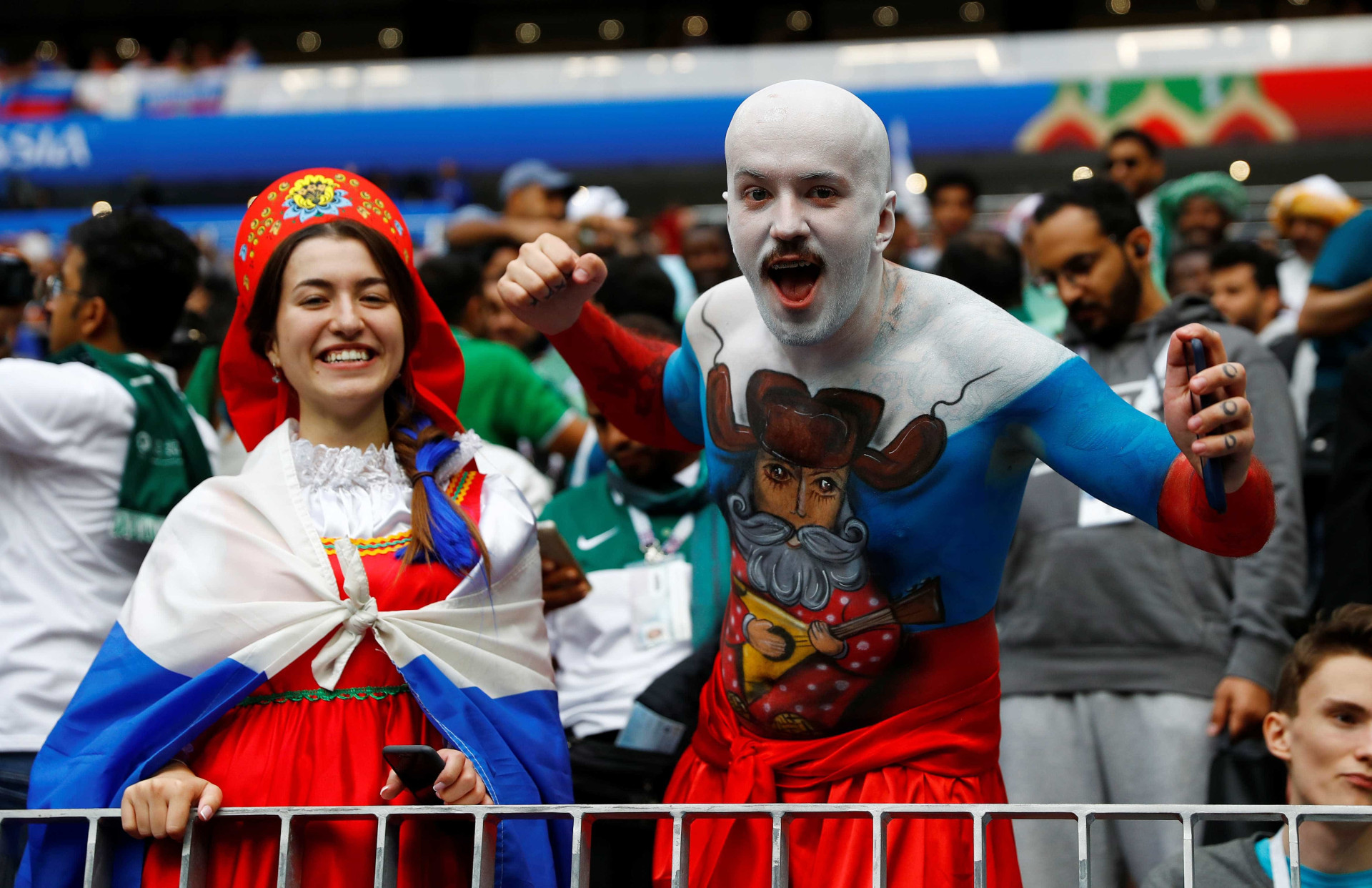 Festa nas arquibancadas: a torcida no jogo de abertura da Copa