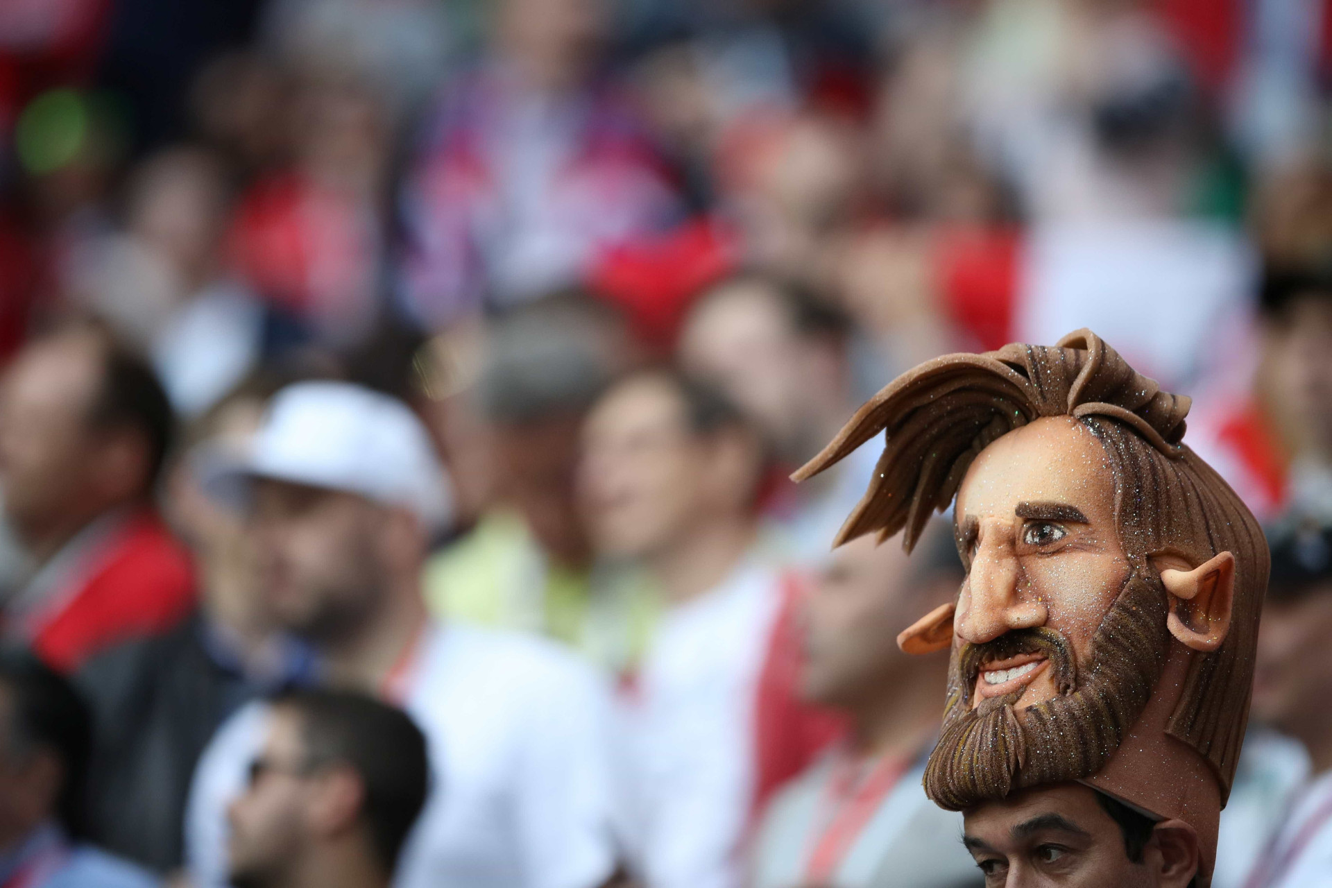 Festa nas arquibancadas: a torcida no jogo de abertura da Copa