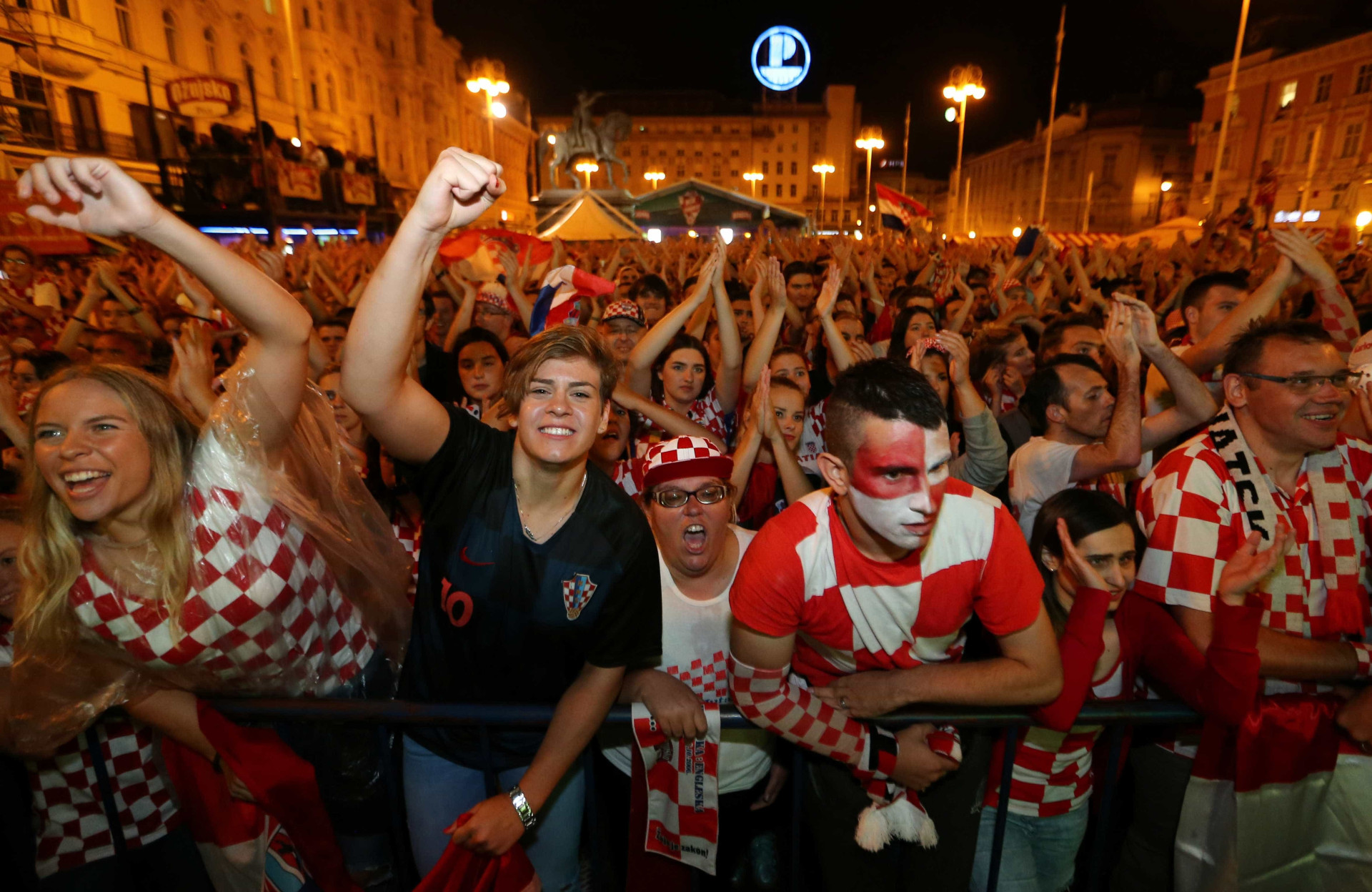 Torcedores croatas tomam as ruas de Zagreb após vencer a Inglaterra