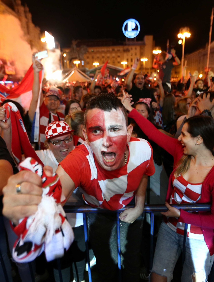 Torcedores croatas tomam as ruas de Zagreb após vencer a Inglaterra