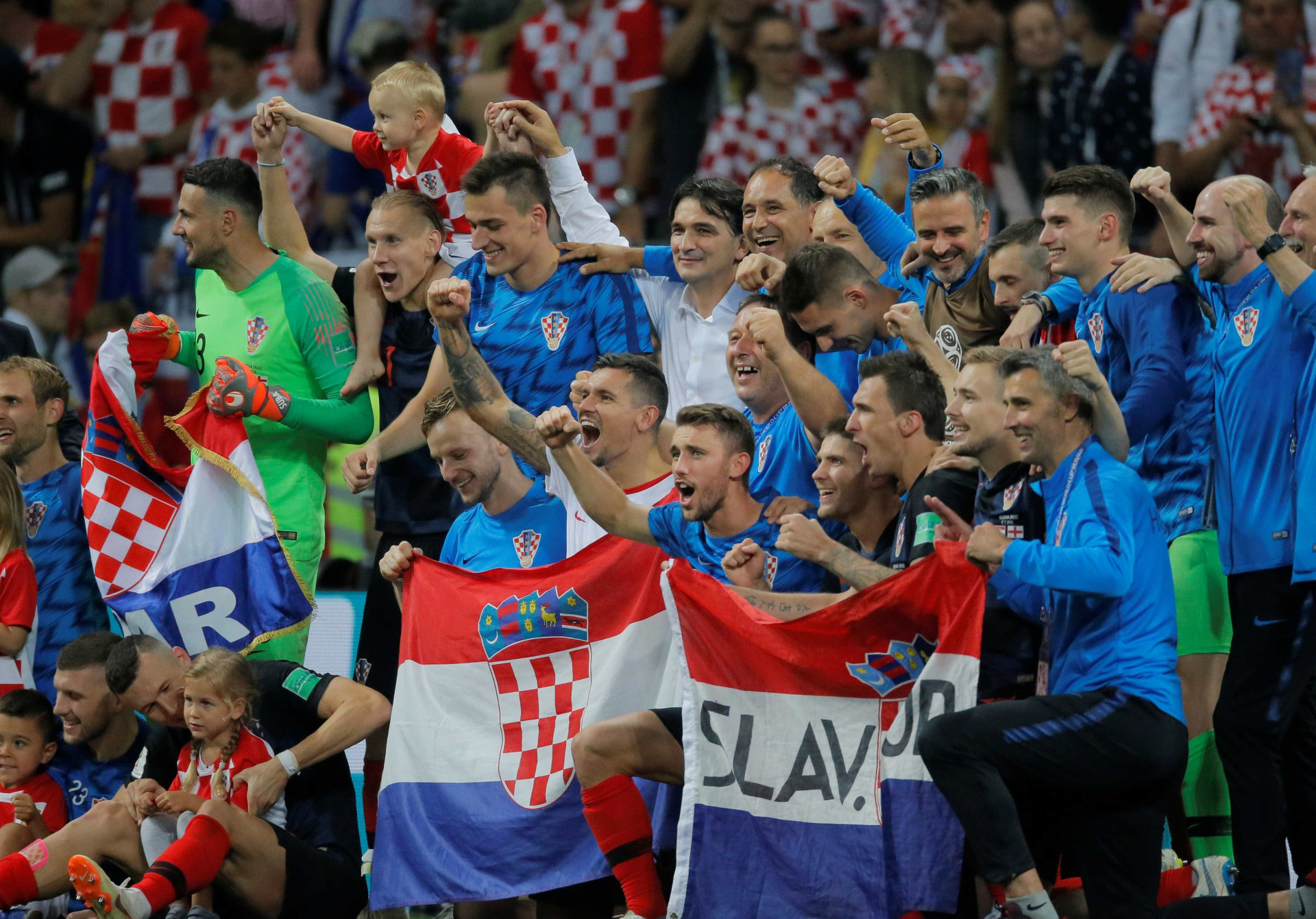 Torcedores croatas tomam as ruas de Zagreb após vencer a Inglaterra