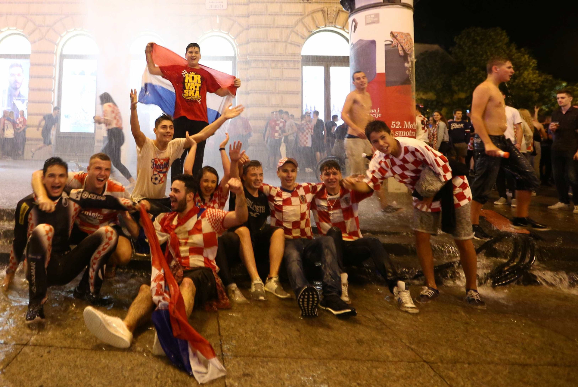 Torcedores croatas tomam as ruas de Zagreb após vencer a Inglaterra
