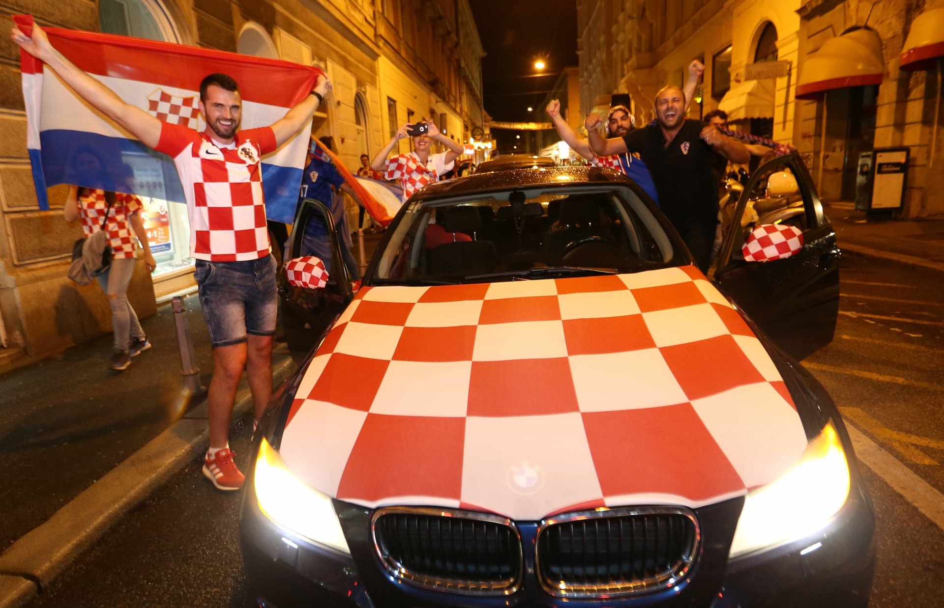 Torcedores croatas tomam as ruas de Zagreb após vencer a Inglaterra