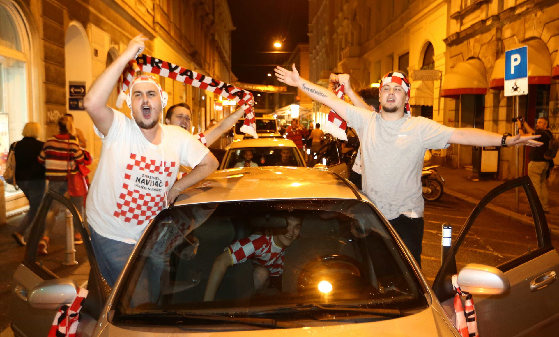 Torcedores croatas tomam as ruas de Zagreb após vencer a Inglaterra