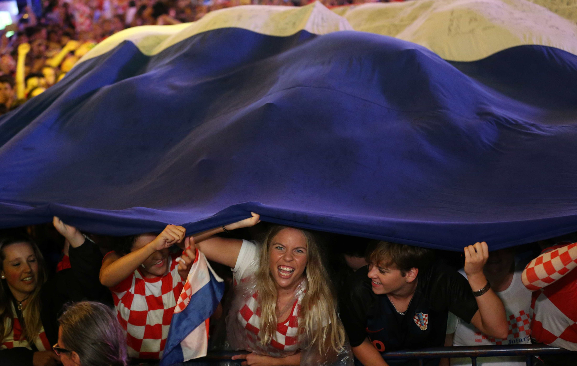 Torcedores croatas tomam as ruas de Zagreb após vencer a Inglaterra
