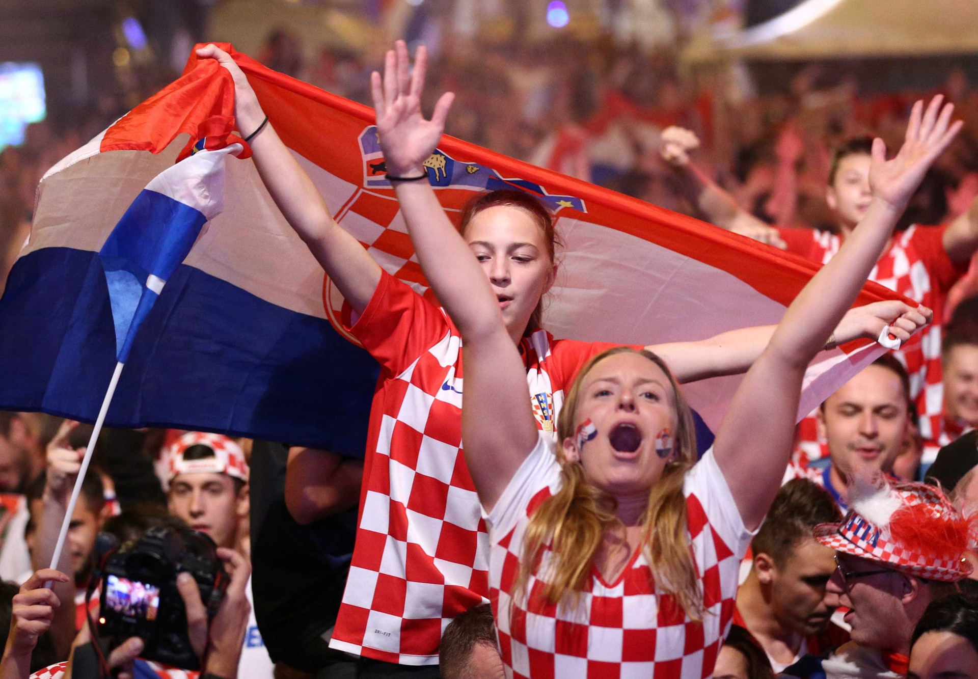 Torcedores croatas tomam as ruas de Zagreb após vencer a Inglaterra