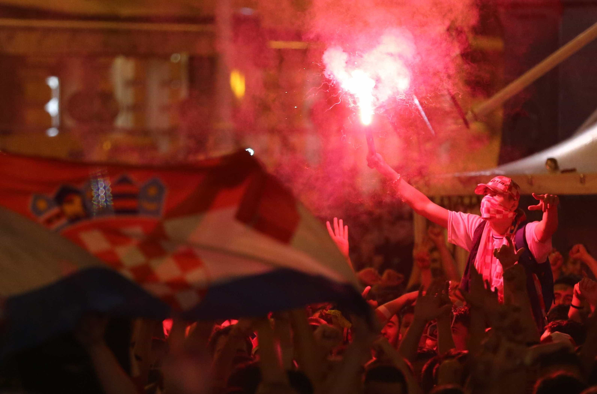 Torcedores croatas tomam as ruas de Zagreb após vencer a Inglaterra
