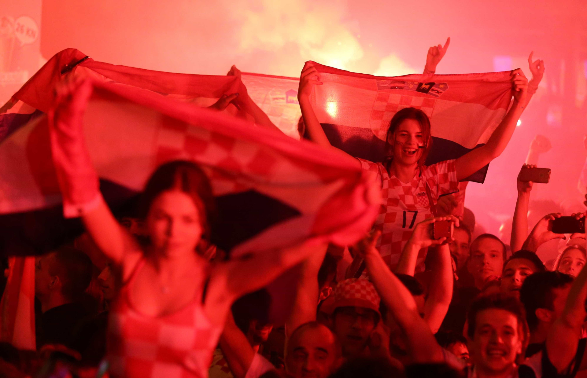 Torcedores croatas tomam as ruas de Zagreb após vencer a Inglaterra