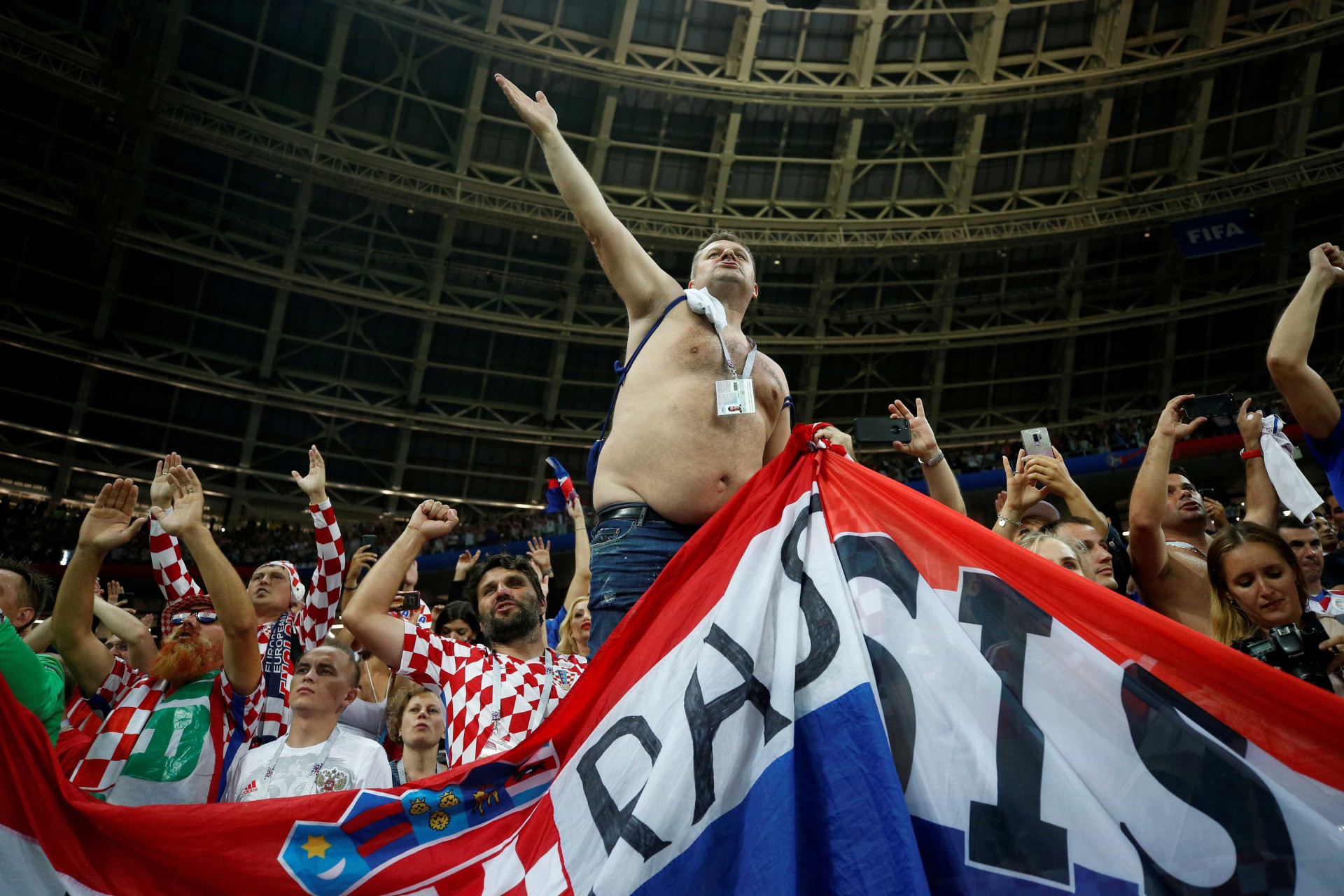 Torcedores croatas tomam as ruas de Zagreb após vencer a Inglaterra