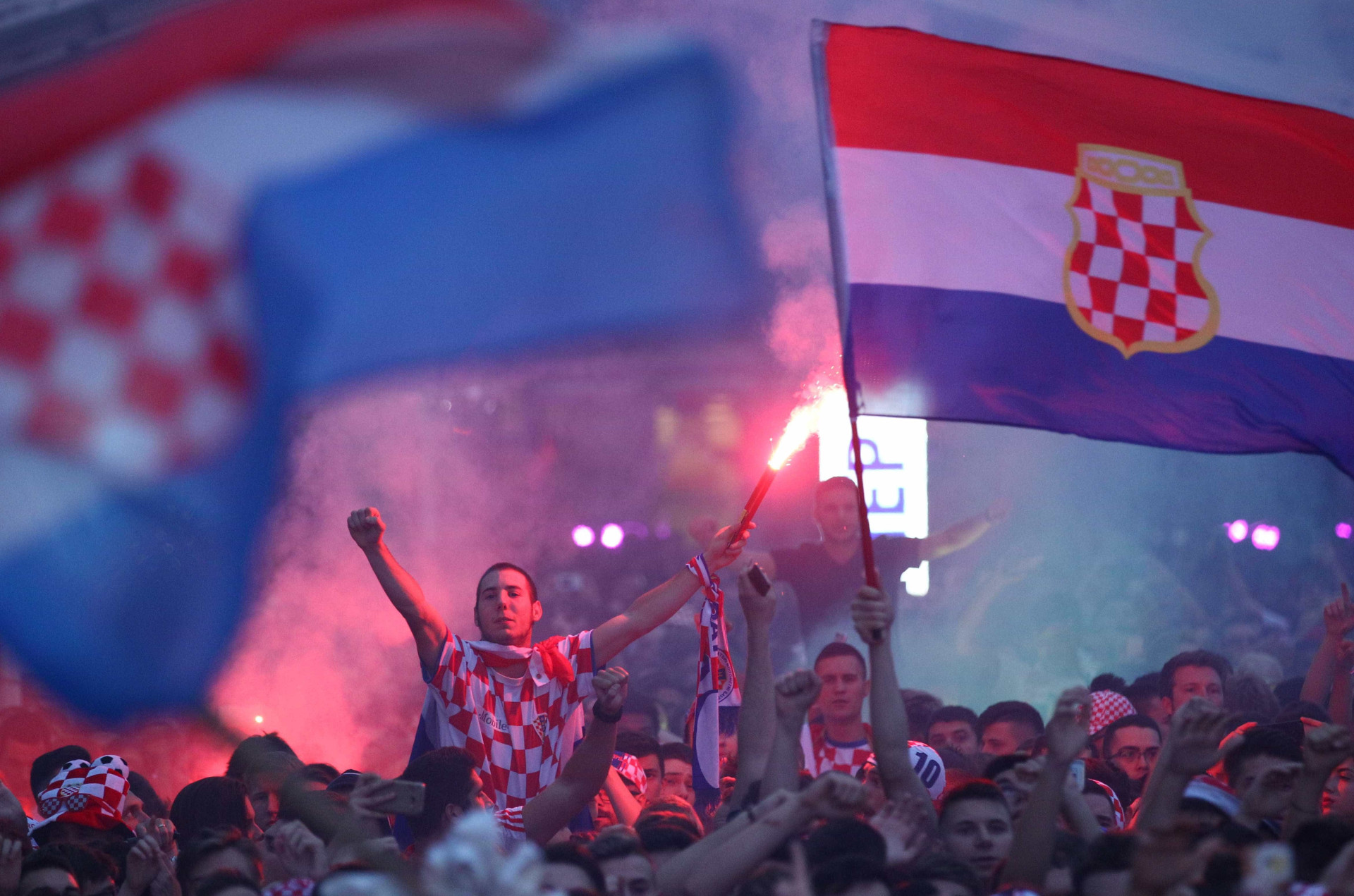 Torcedores croatas tomam as ruas de Zagreb após vencer a Inglaterra