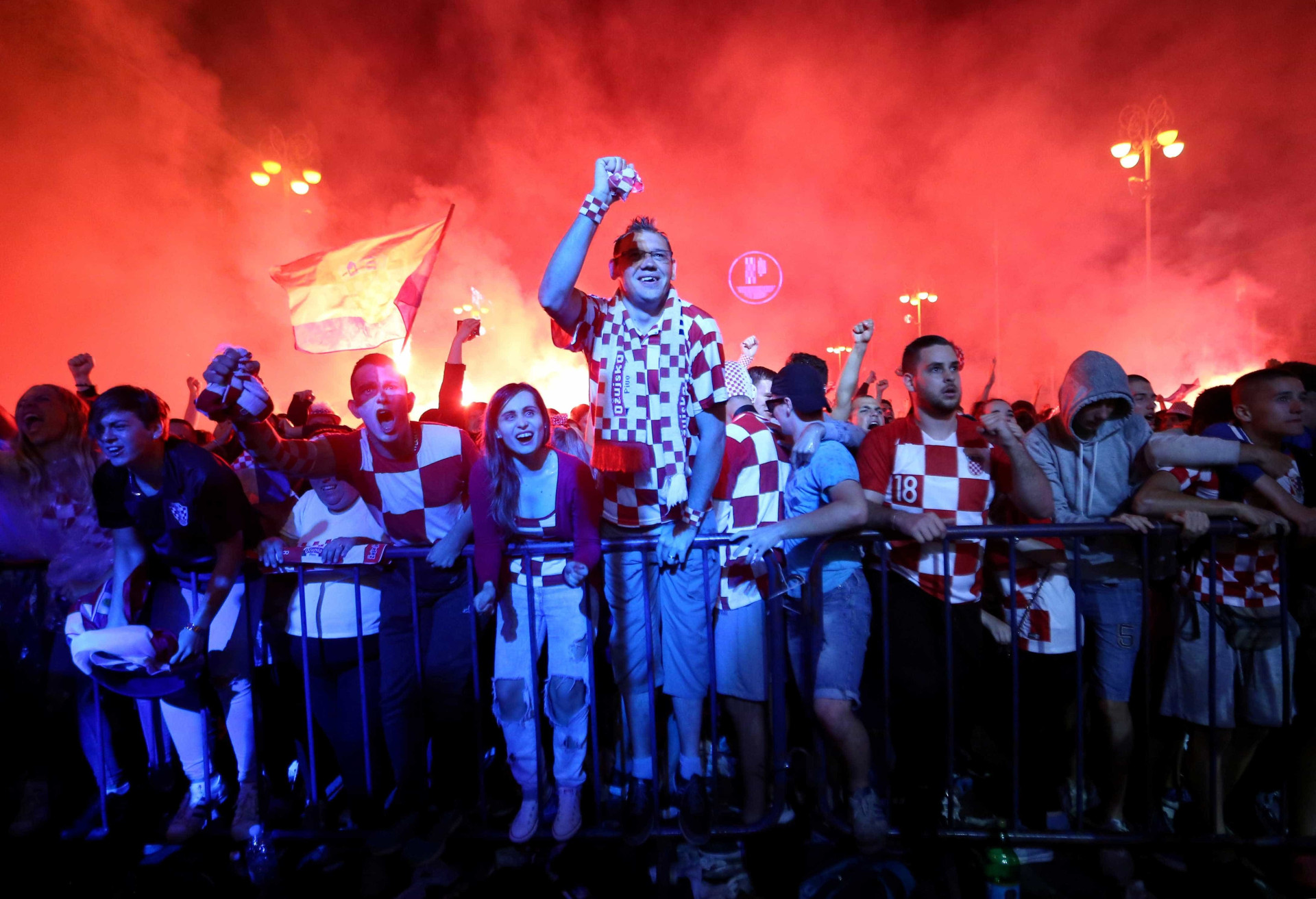 Torcedores croatas tomam as ruas de Zagreb após vencer a Inglaterra