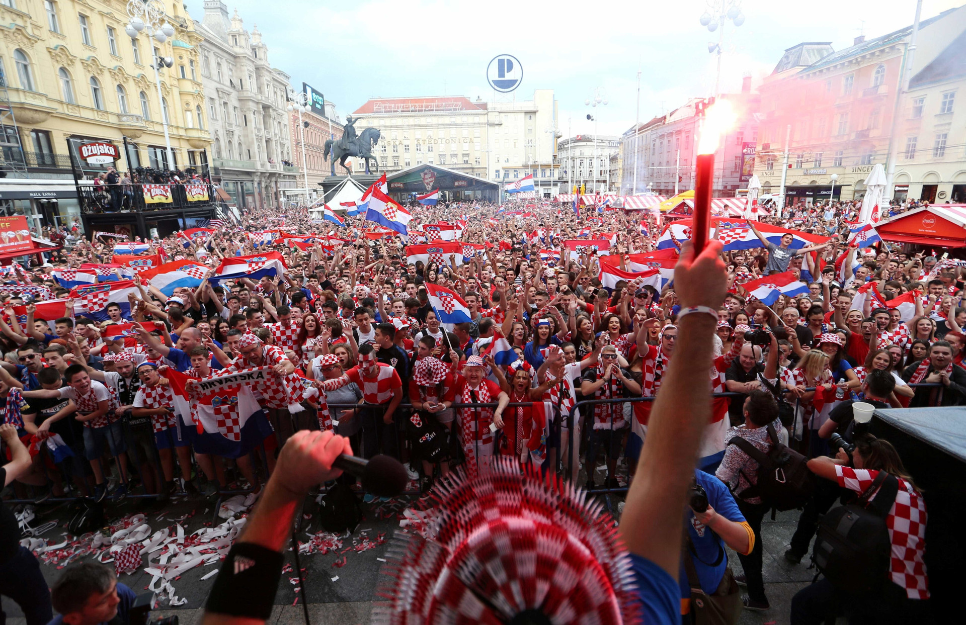 Torcedores croatas tomam as ruas de Zagreb após vencer a Inglaterra
