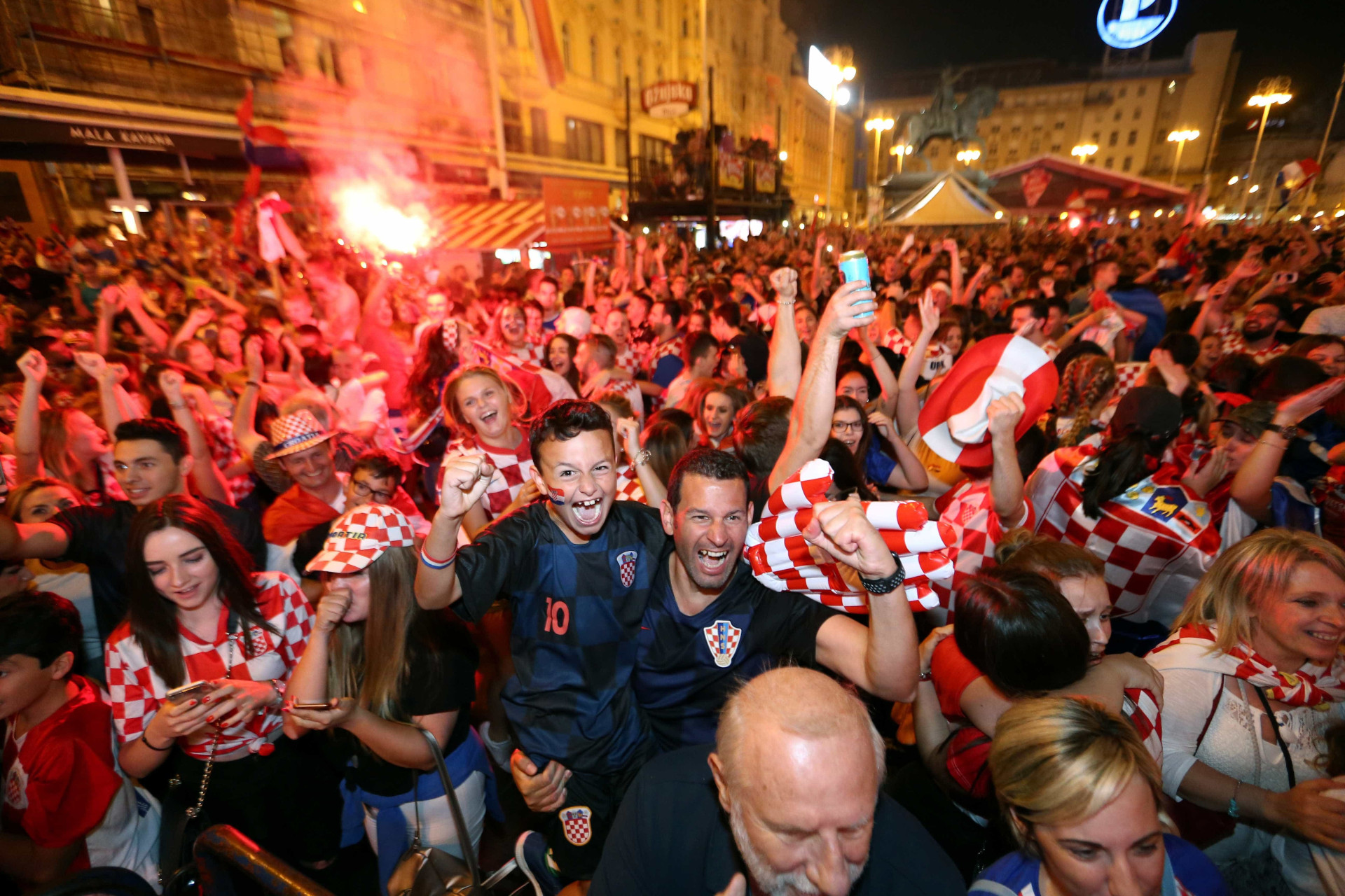 Torcedores croatas tomam as ruas de Zagreb após vencer a Inglaterra