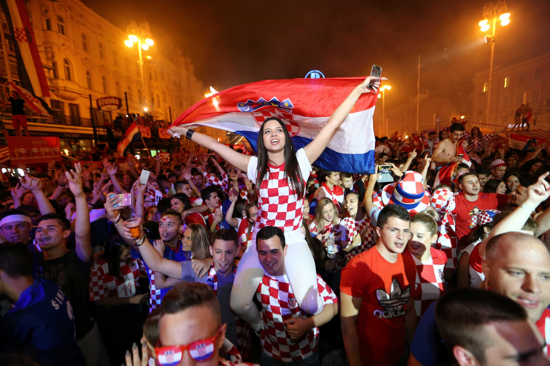 Torcedores croatas tomam as ruas de Zagreb após vencer a Inglaterra