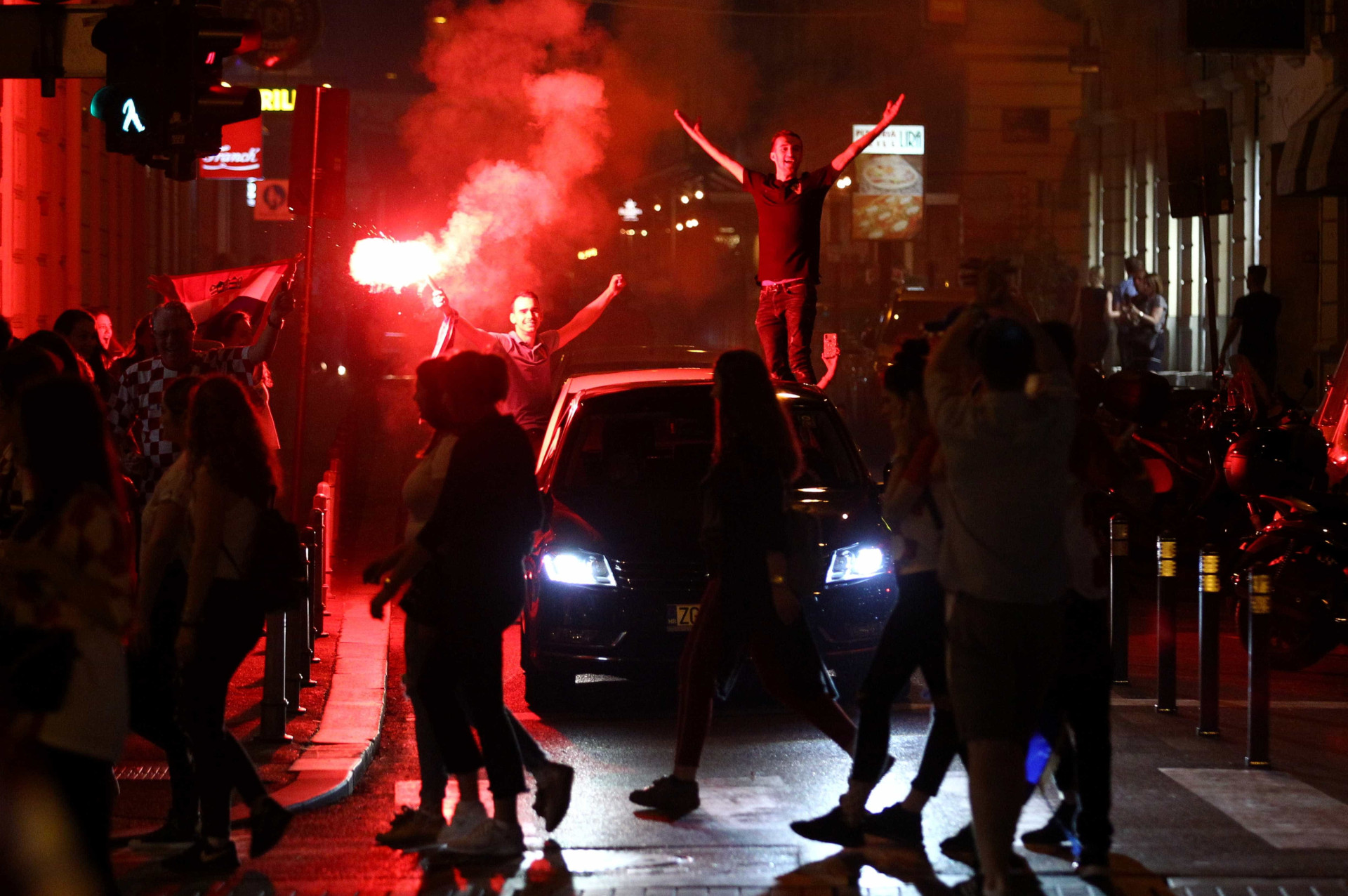Torcedores croatas tomam as ruas de Zagreb após vencer a Inglaterra