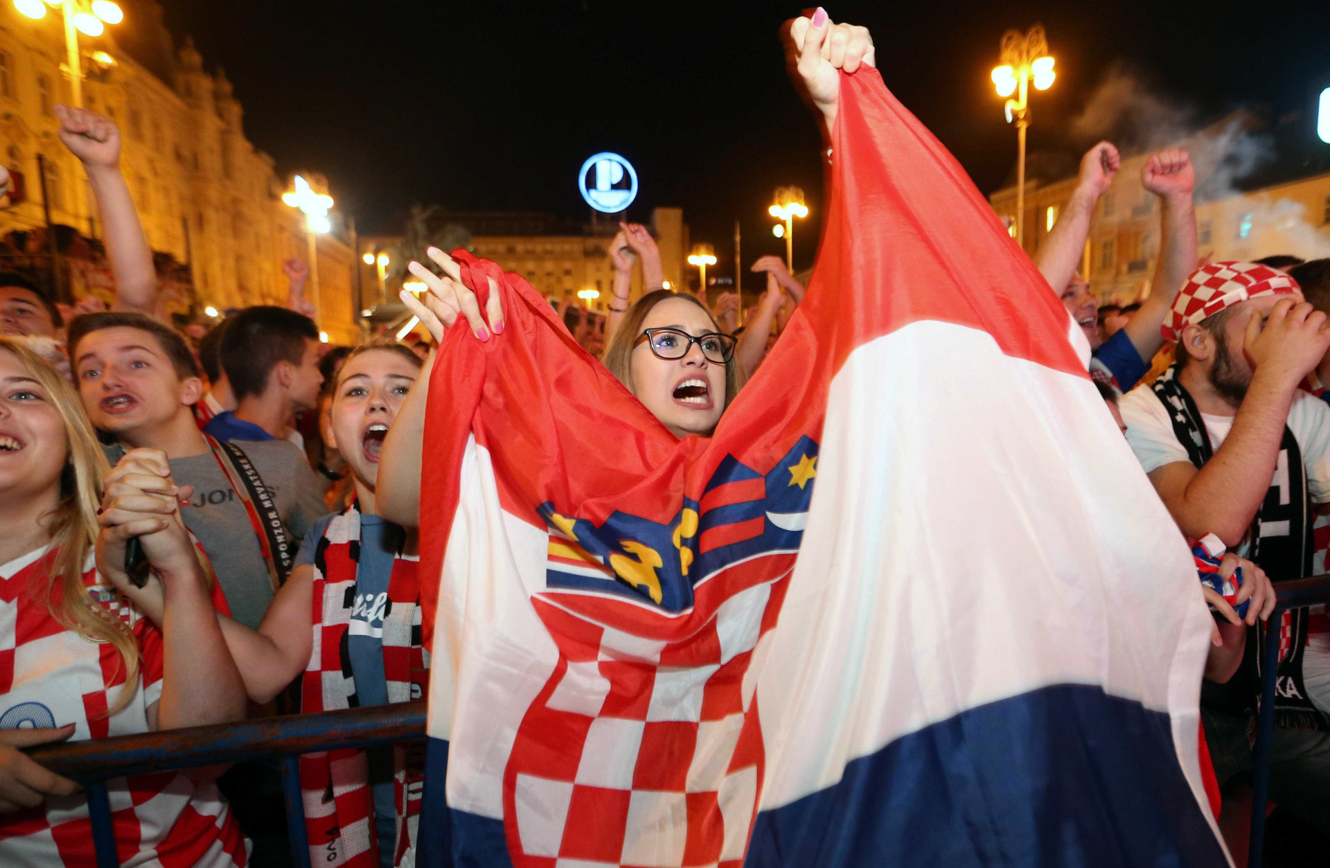 Torcedores croatas tomam as ruas de Zagreb após vencer a Inglaterra
