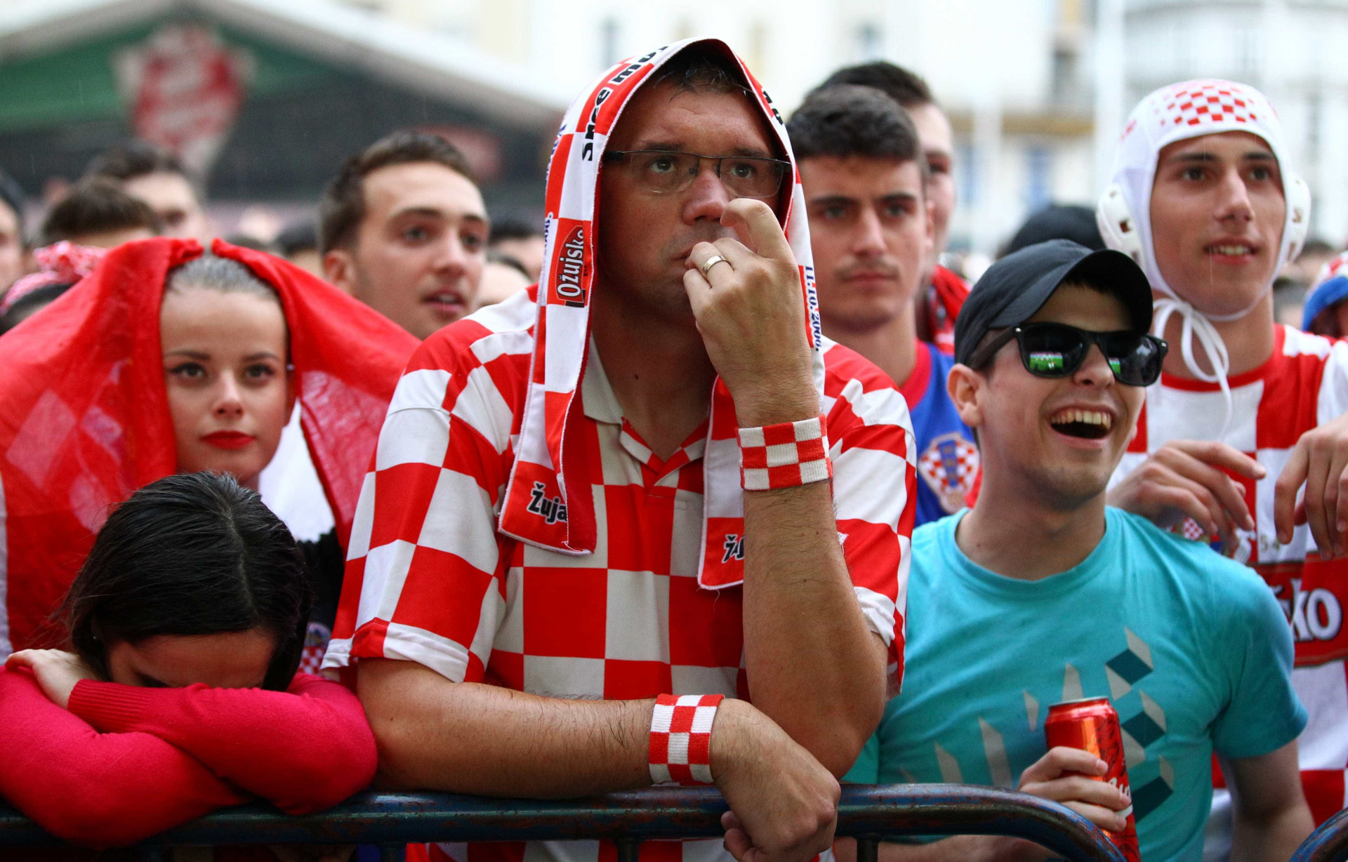 Torcedores croatas tomam as ruas de Zagreb após vencer a Inglaterra