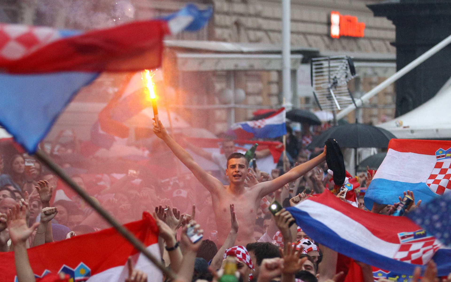 Torcedores croatas tomam as ruas de Zagreb após vencer a Inglaterra