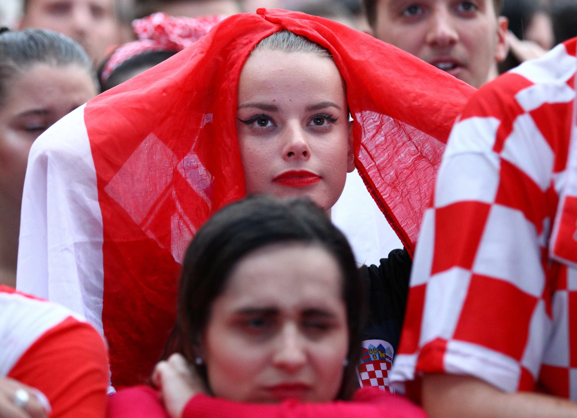 Torcedores croatas tomam as ruas de Zagreb após vencer a Inglaterra