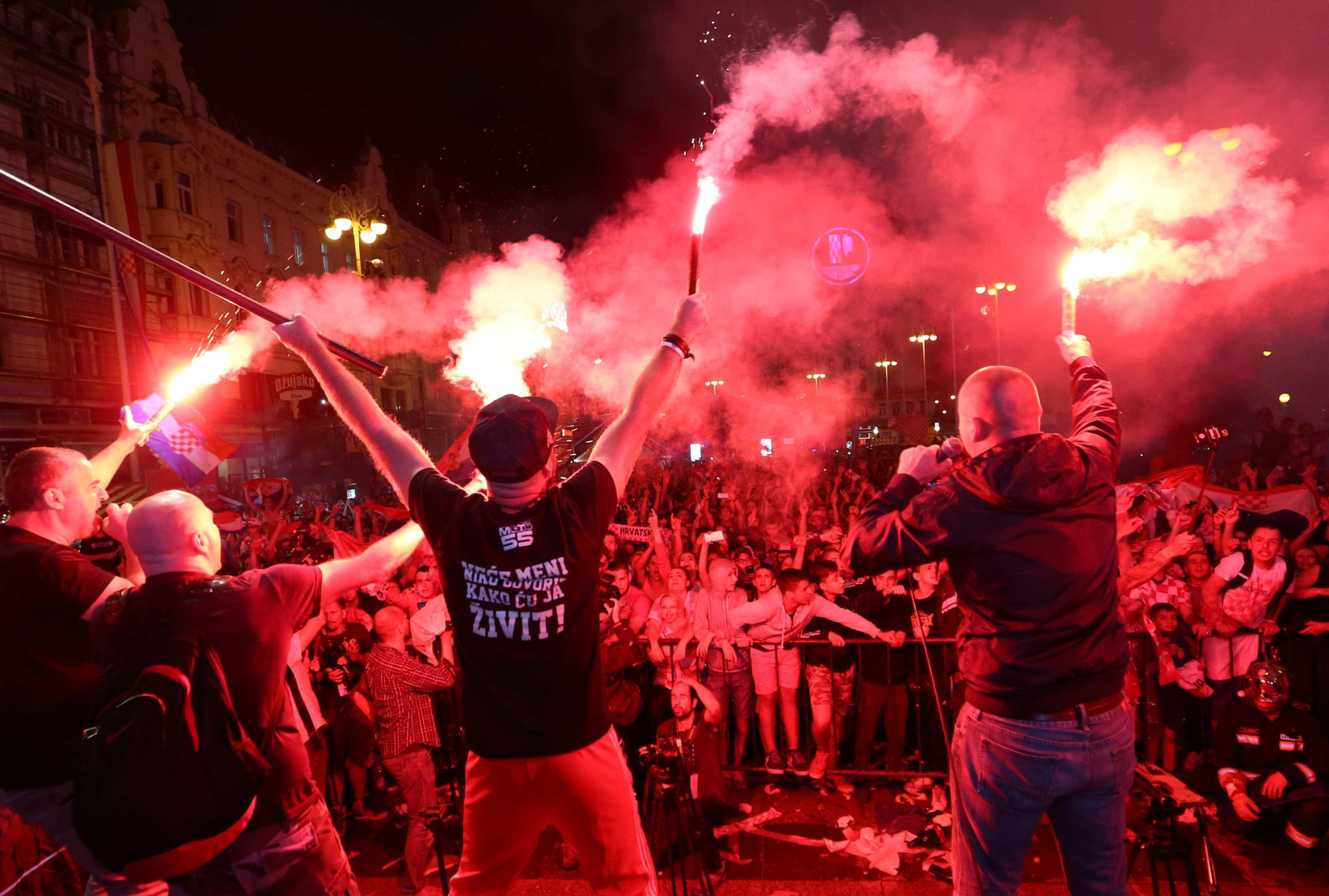 Torcedores croatas tomam as ruas de Zagreb após vencer a Inglaterra