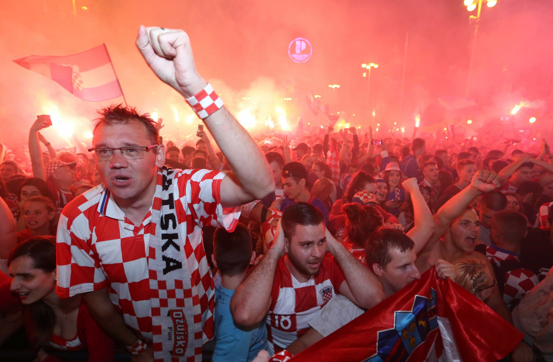 Torcedores croatas tomam as ruas de Zagreb após vencer a Inglaterra