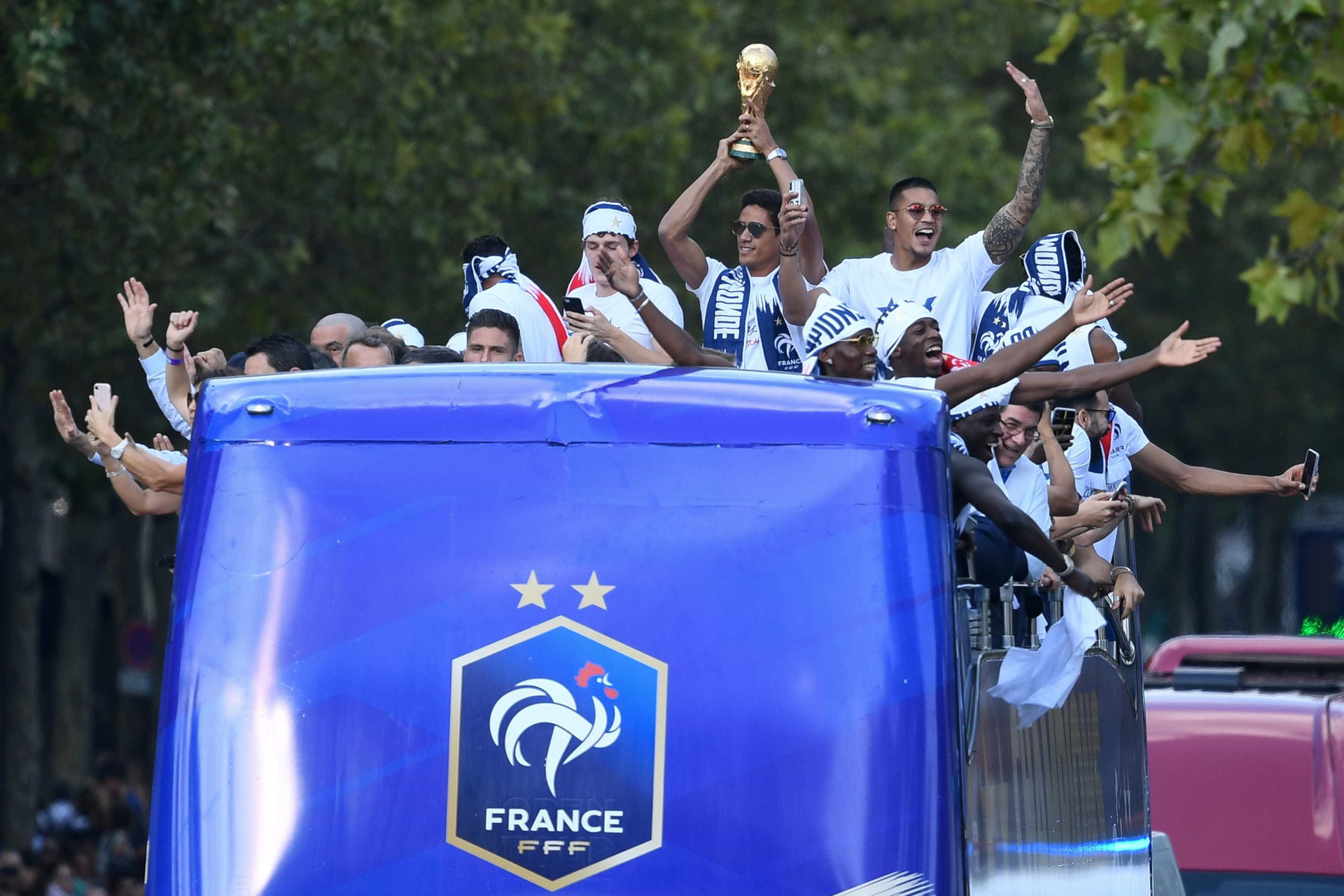 Confira como foi festa dos bicampeões do mundo em Paris; fotos!