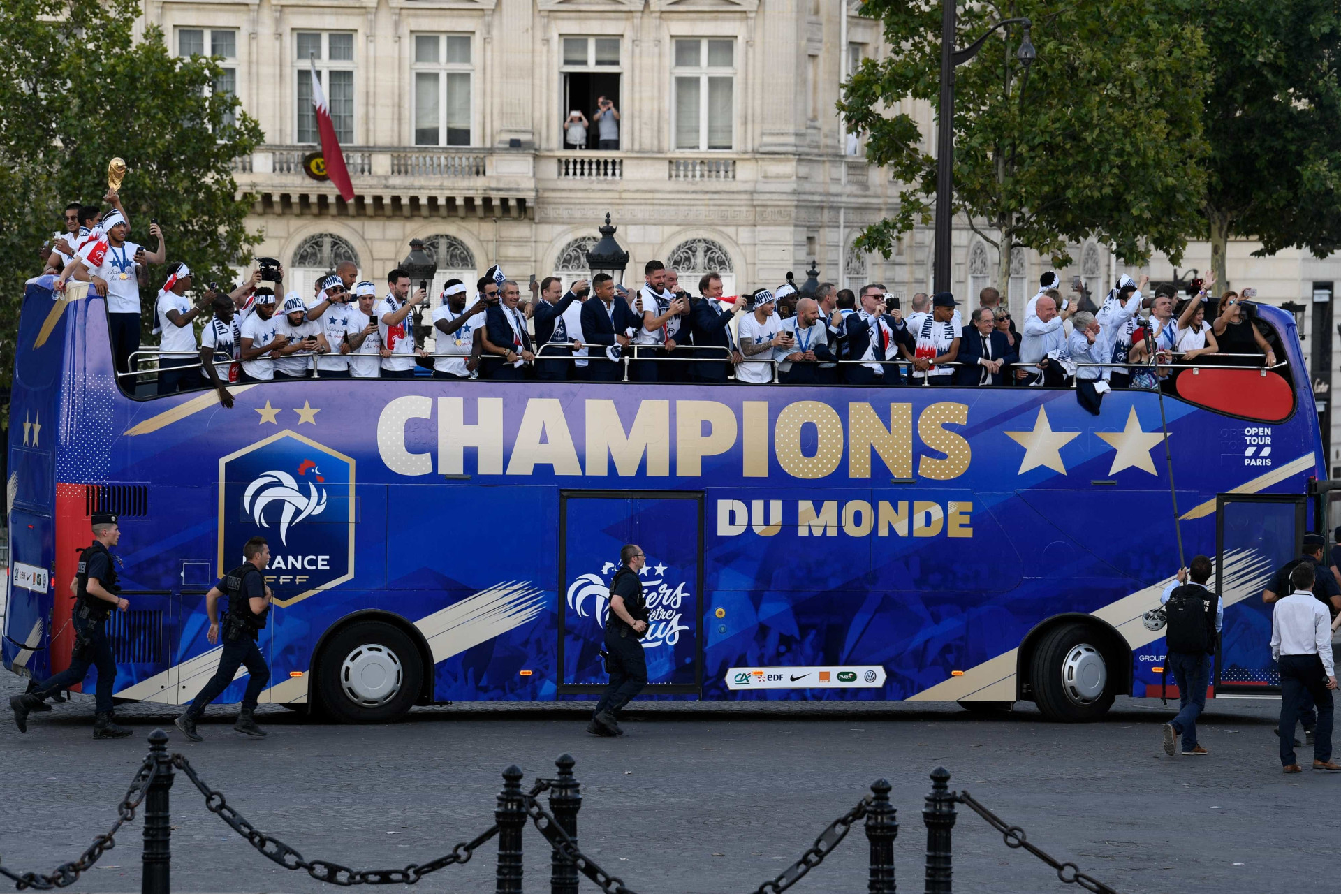 Confira como foi festa dos bicampeões do mundo em Paris; fotos!