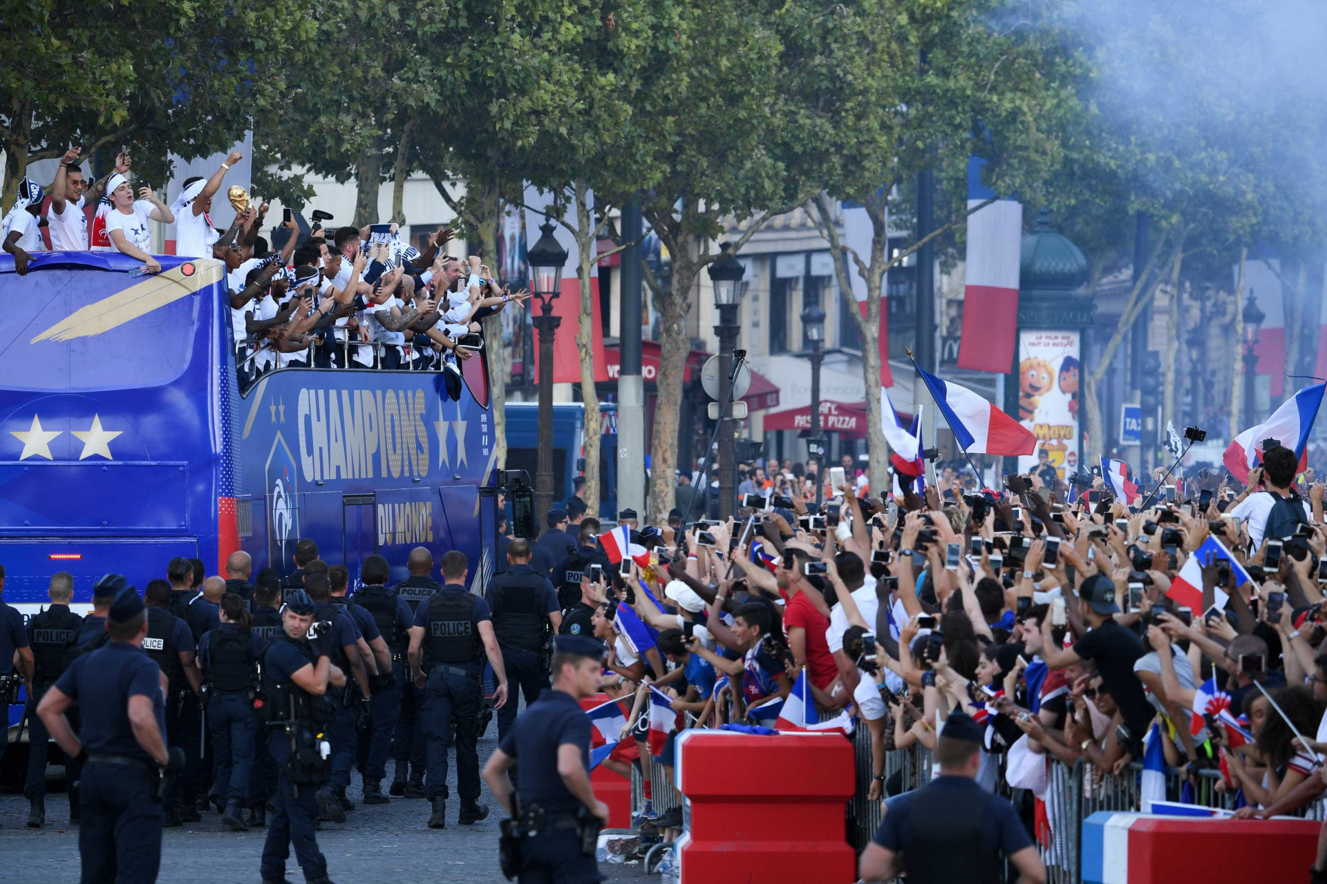 Confira como foi festa dos bicampeões do mundo em Paris; fotos!