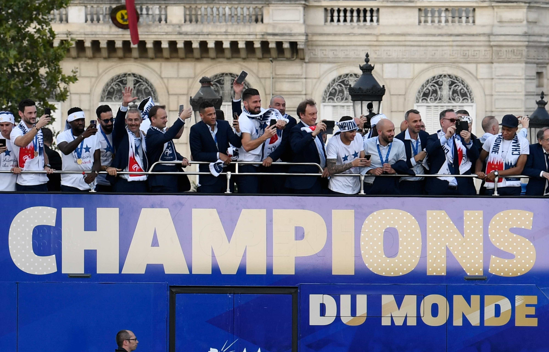 Confira como foi festa dos bicampeões do mundo em Paris; fotos!