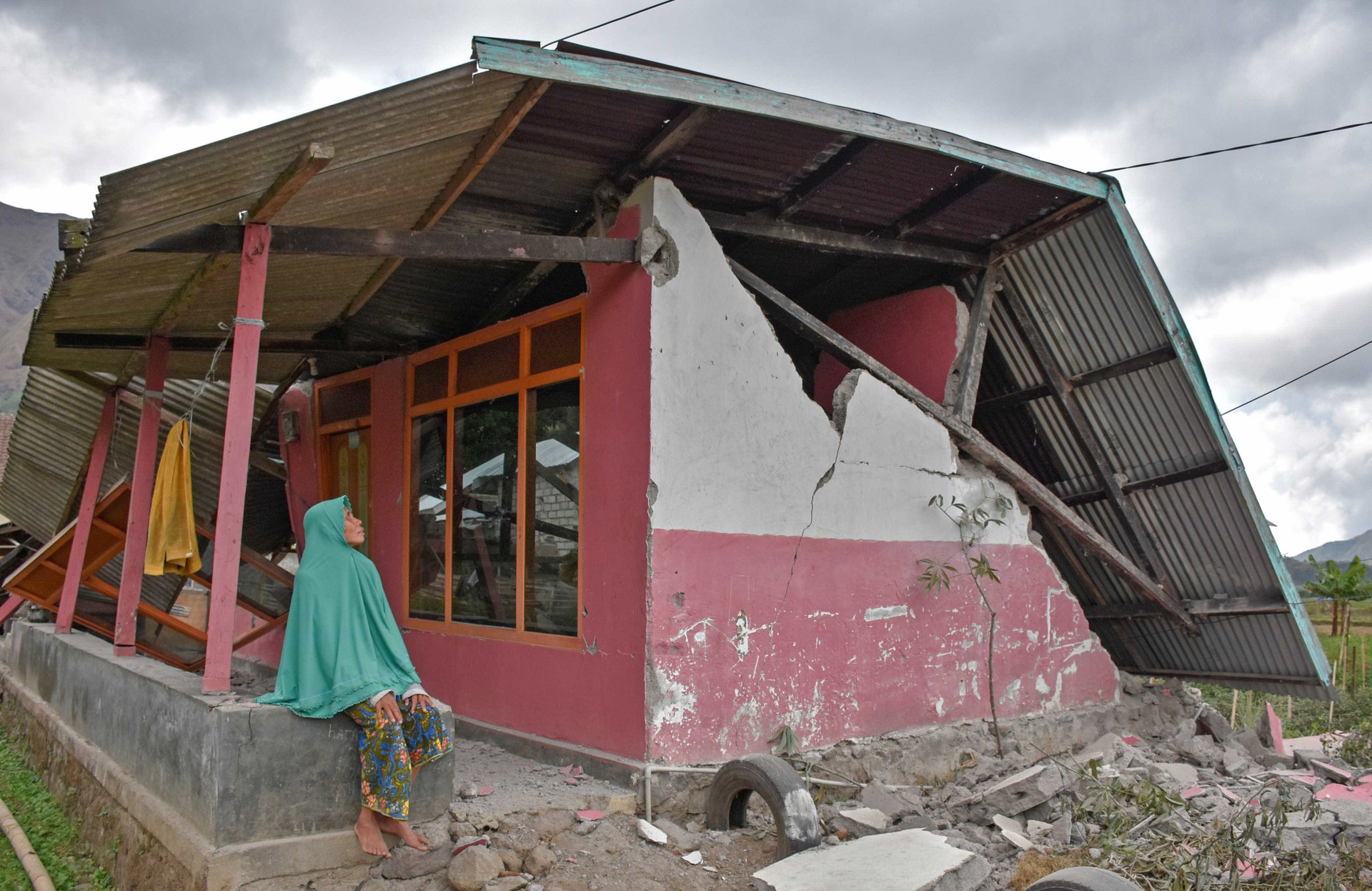 Terremoto deixa dez mortos e 40 feridos na Indonésia; fotos