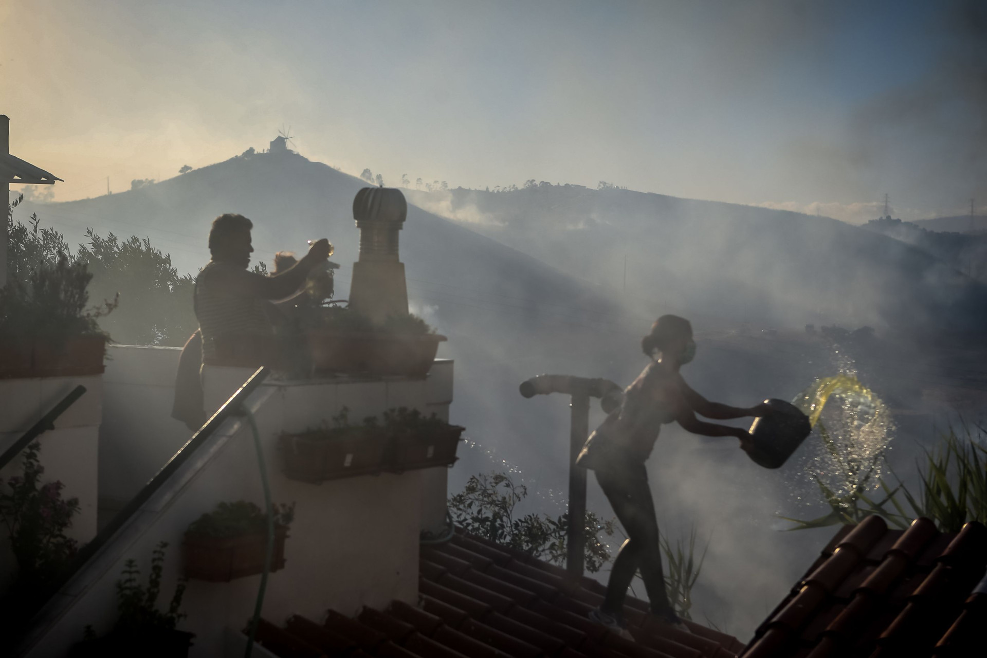 Incêndio em Portugal já dura 7 dias e está fora de controle; imagens