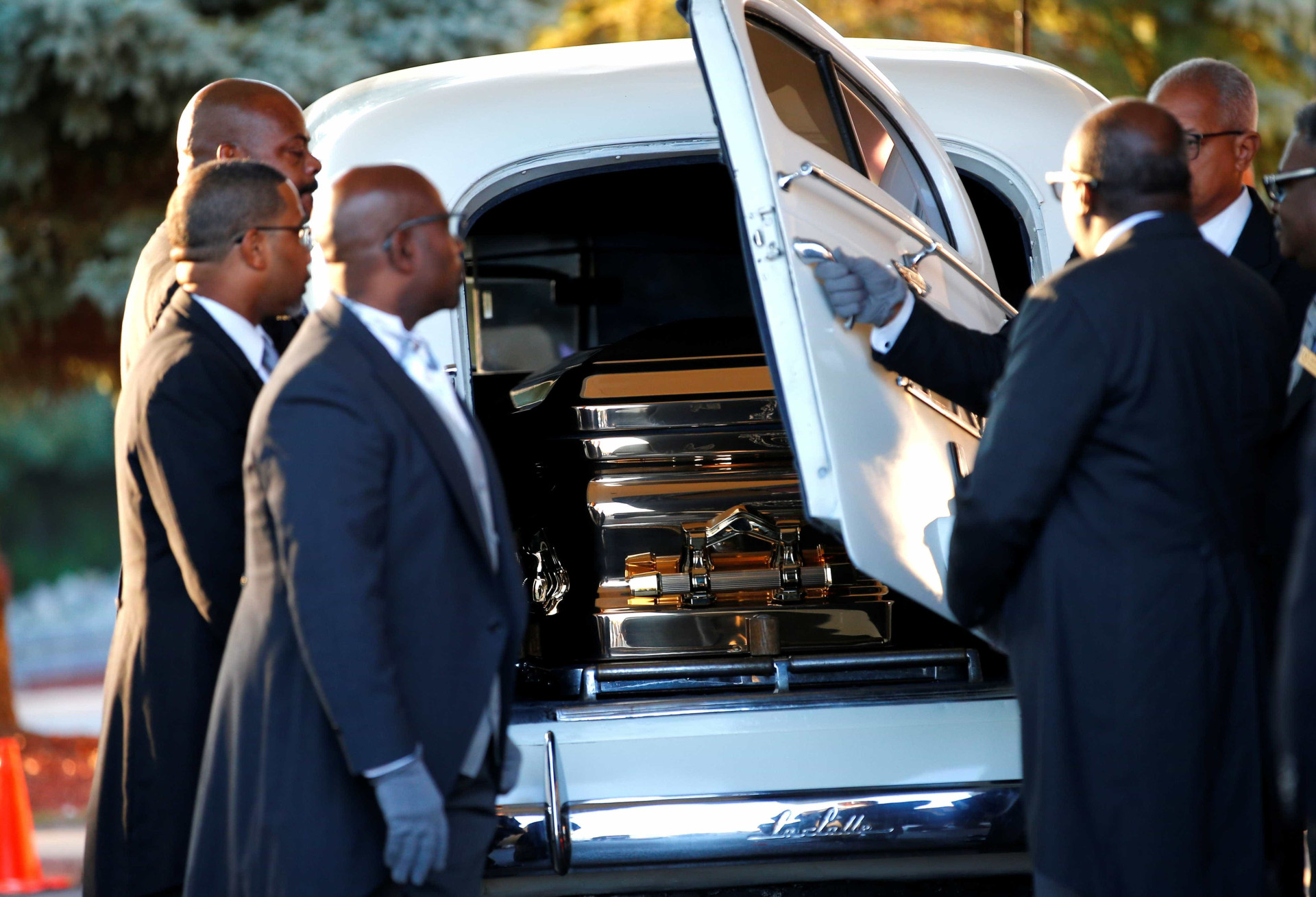 Corpo de Aretha Franklin chega a funeral em caixão de ouro; fotos