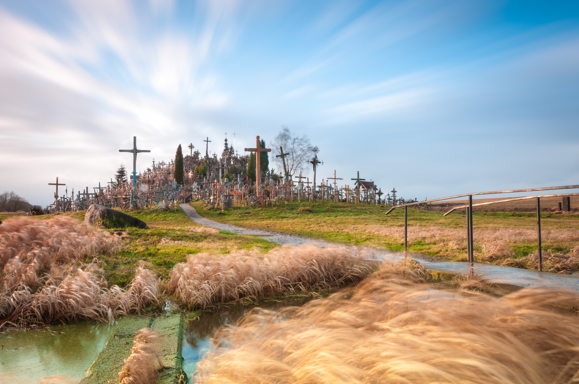 Colina das Cruzes: conheça esse lugar macabro que é um destino de fé