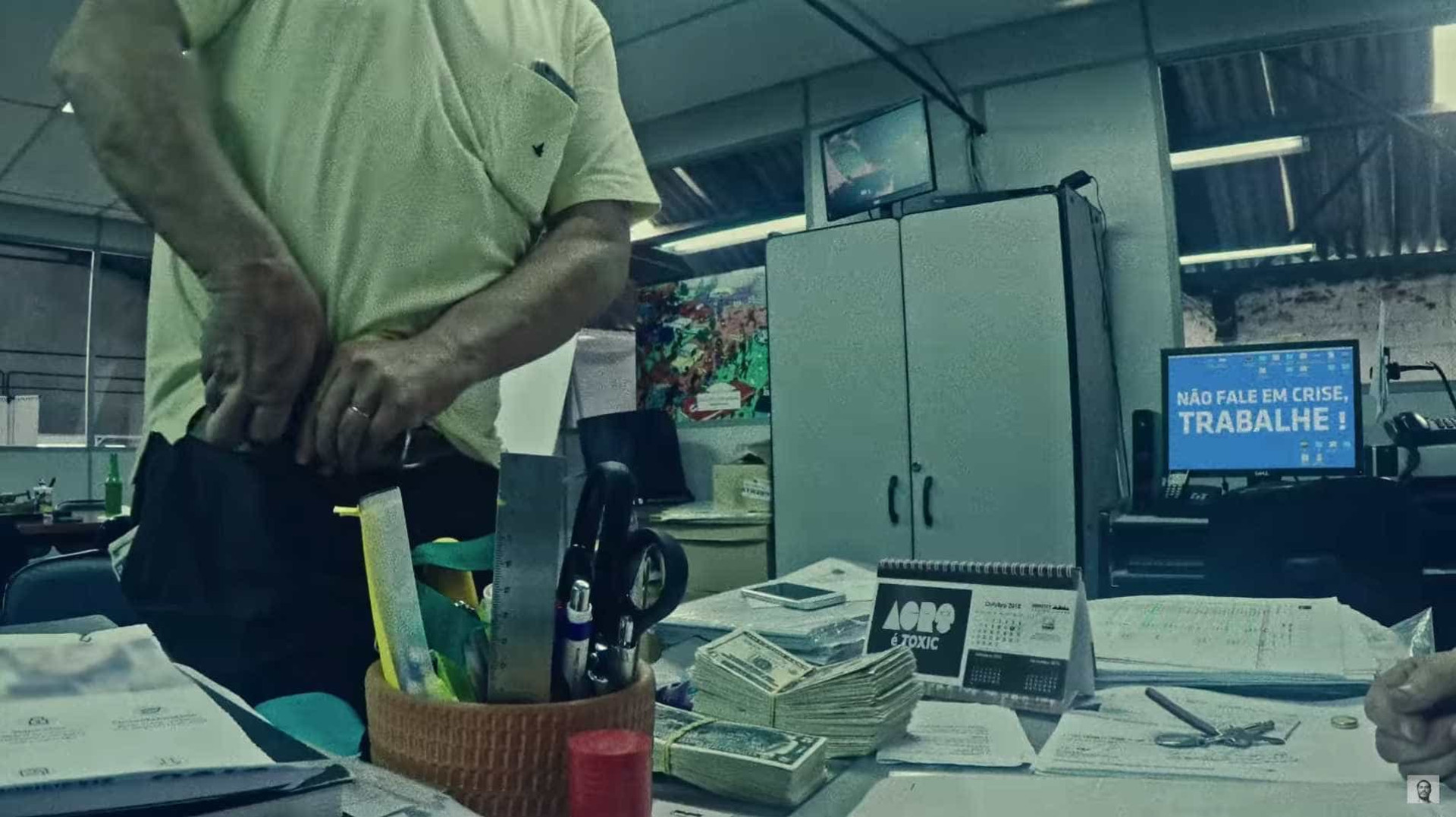 Criolo expõe problemas do Brasil em novo clipe; veja as referências