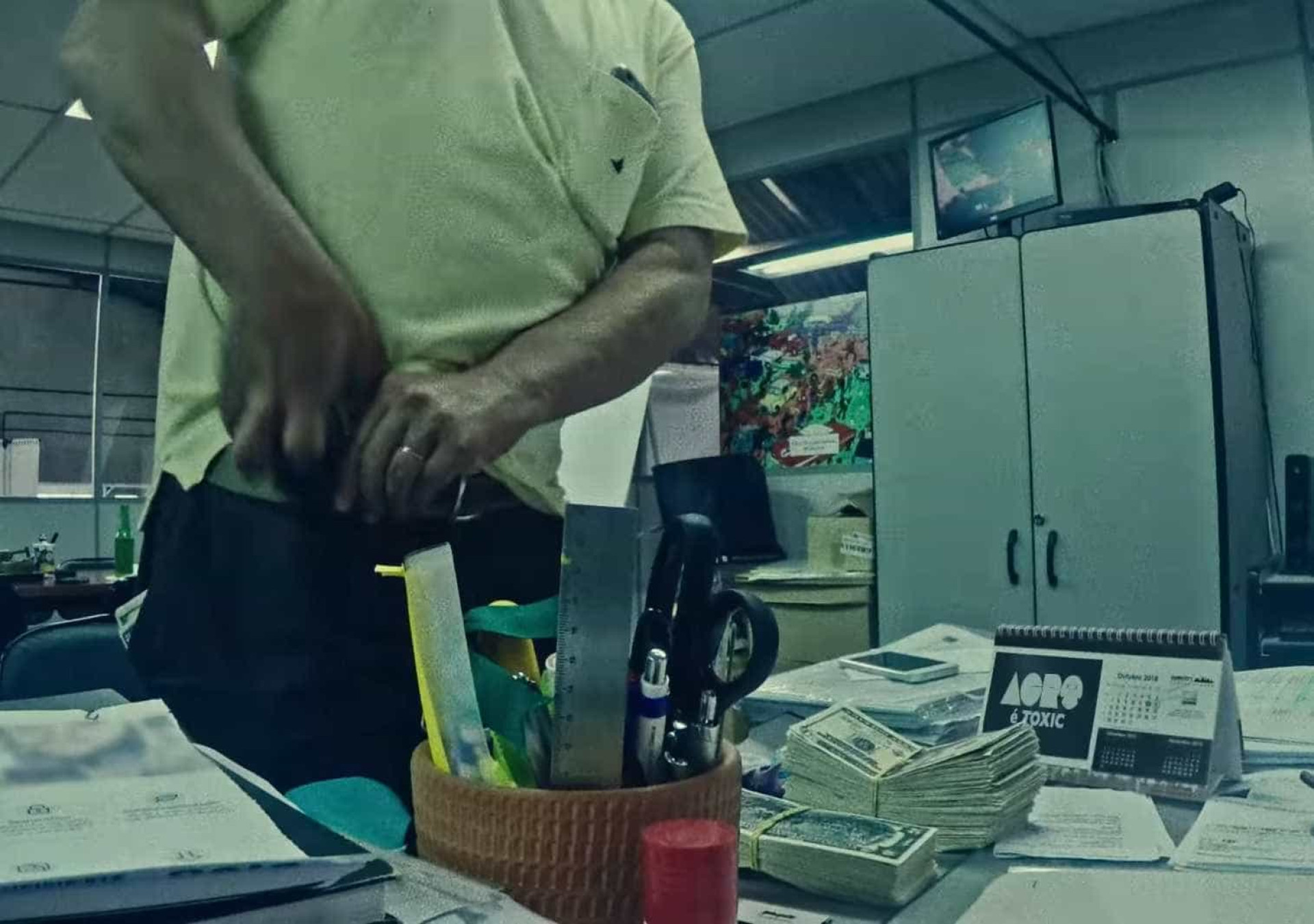 Criolo expõe problemas do Brasil em novo clipe; veja as referências