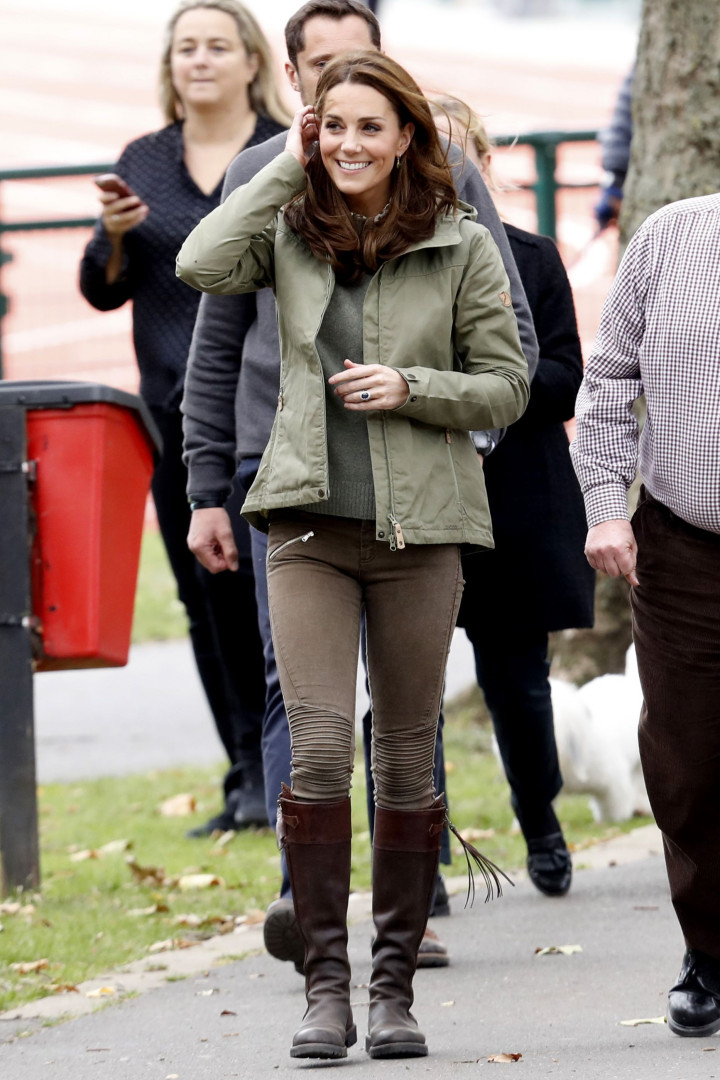 Kate Middleton usa look descontraído em compromisso público
