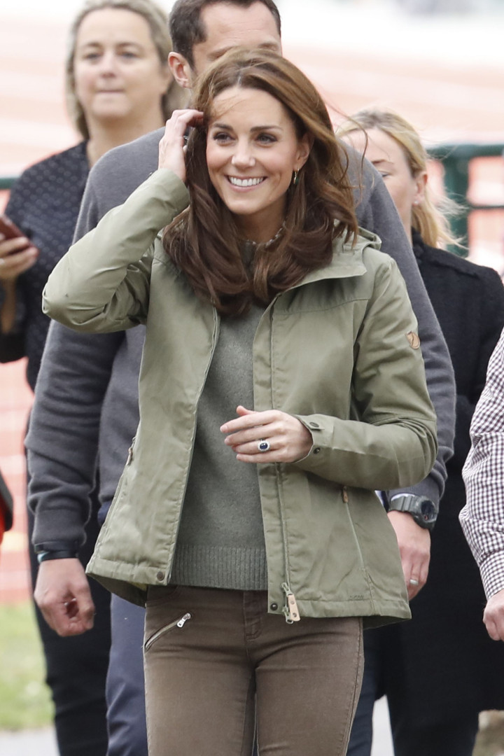 Kate Middleton usa look descontraído em compromisso público