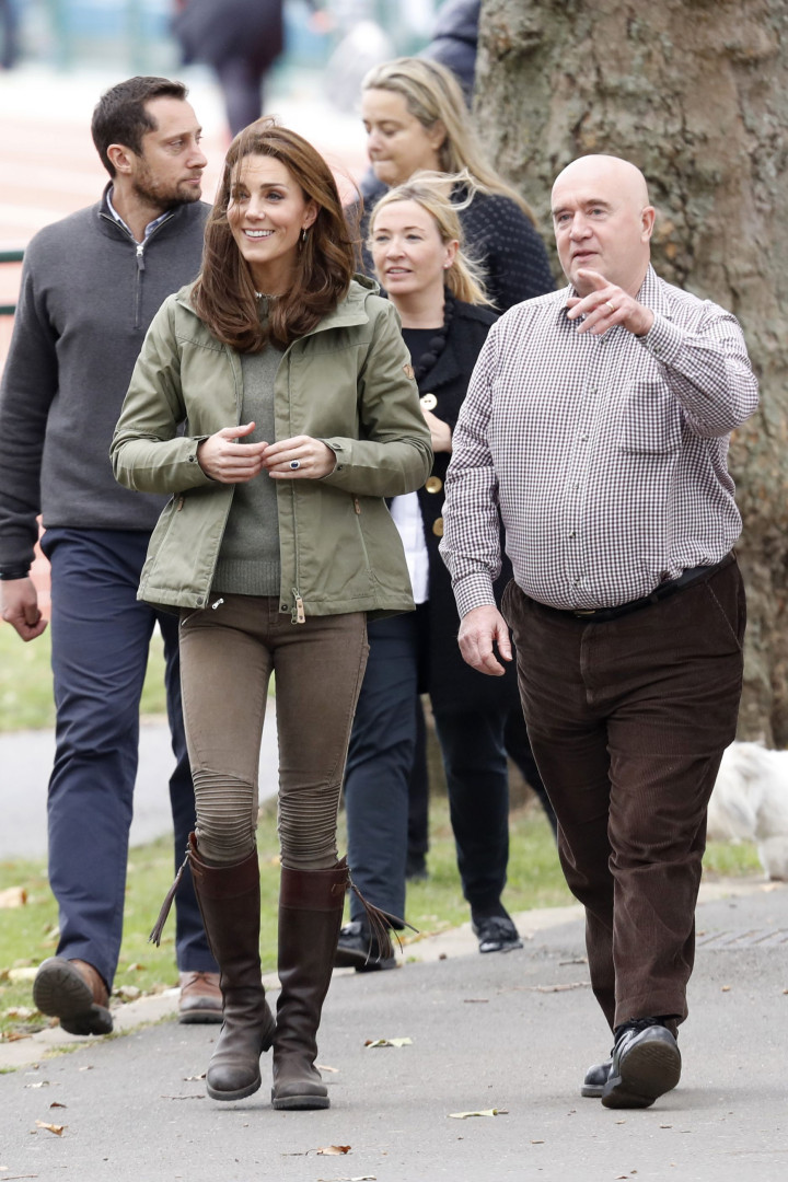 Kate Middleton usa look descontraído em compromisso público