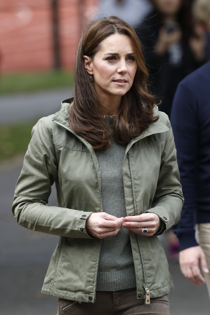 Kate Middleton usa look descontraído em compromisso público