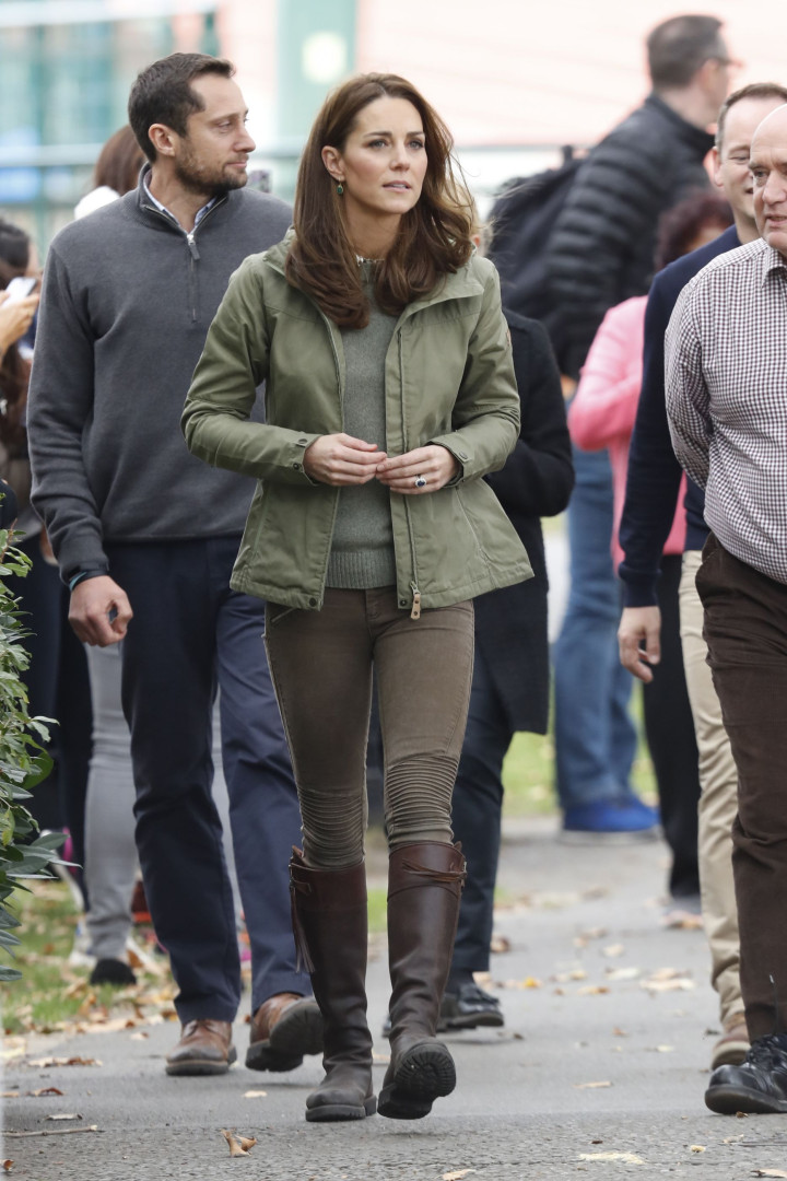 Kate Middleton usa look descontraído em compromisso público