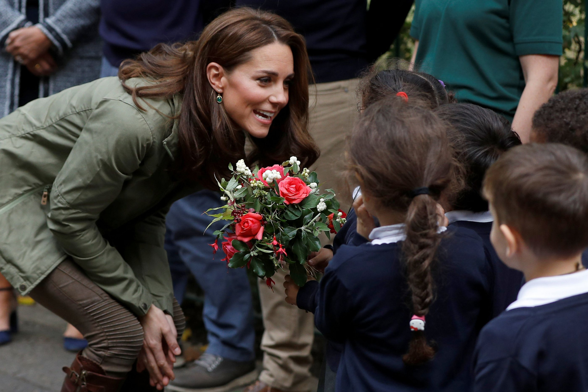 Kate Middleton usa look descontraído em compromisso público