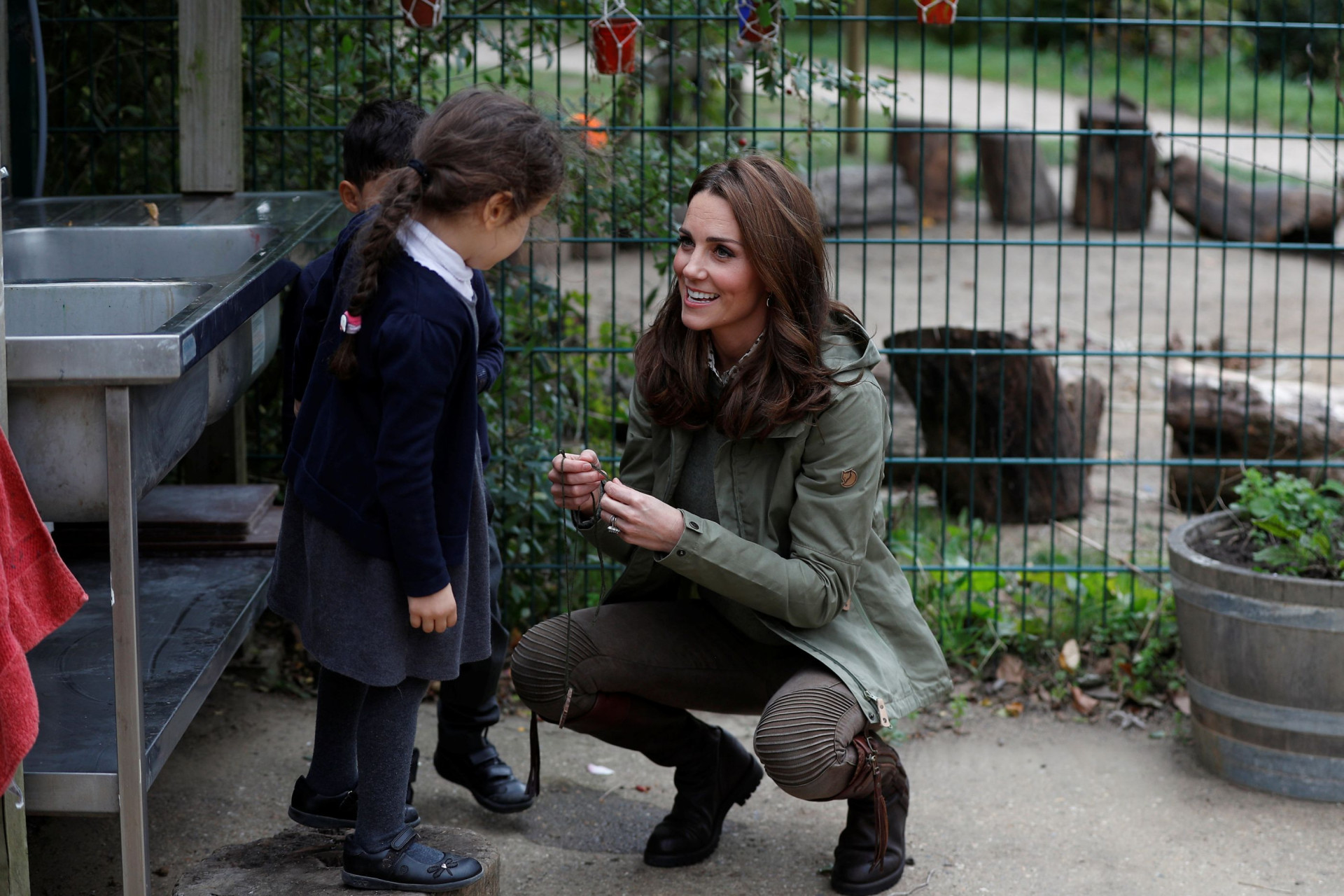 Kate Middleton usa look descontraído em compromisso público