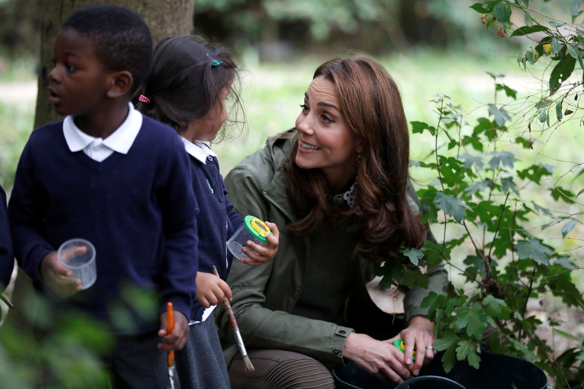 Kate Middleton usa look descontraído em compromisso público