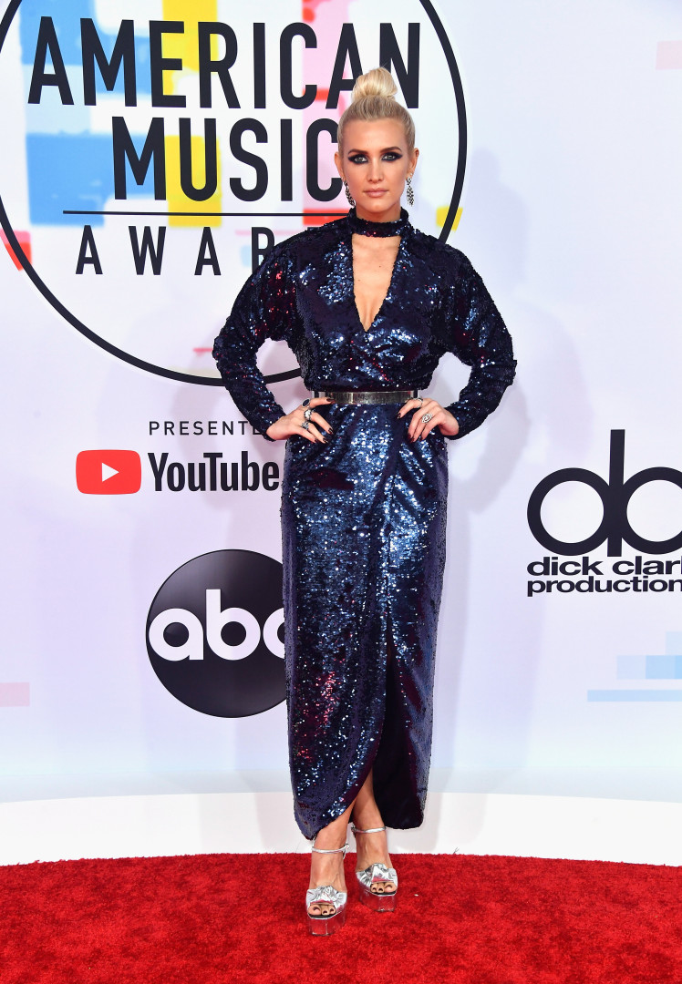 Veja os looks das celebridades no American Music Awards 2018