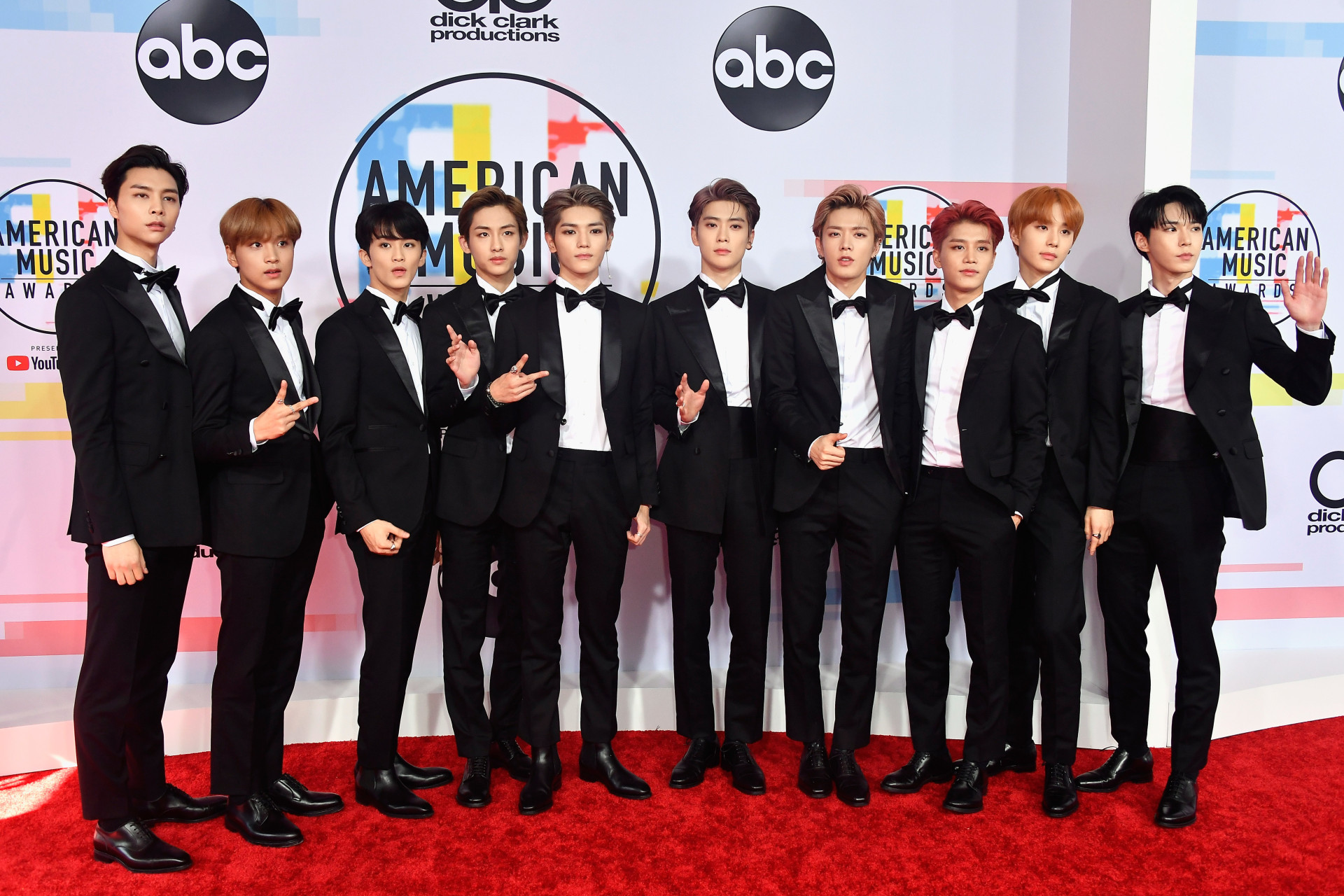 Veja os looks das celebridades no American Music Awards 2018
