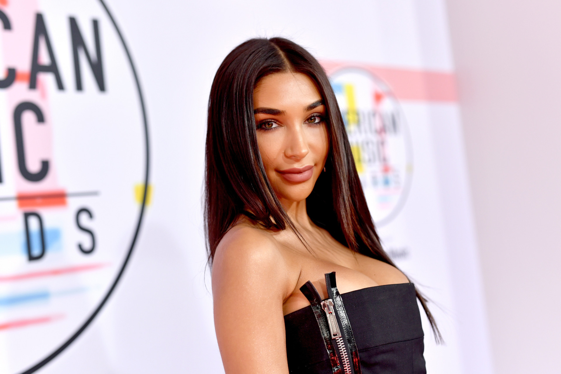 Veja os looks das celebridades no American Music Awards 2018